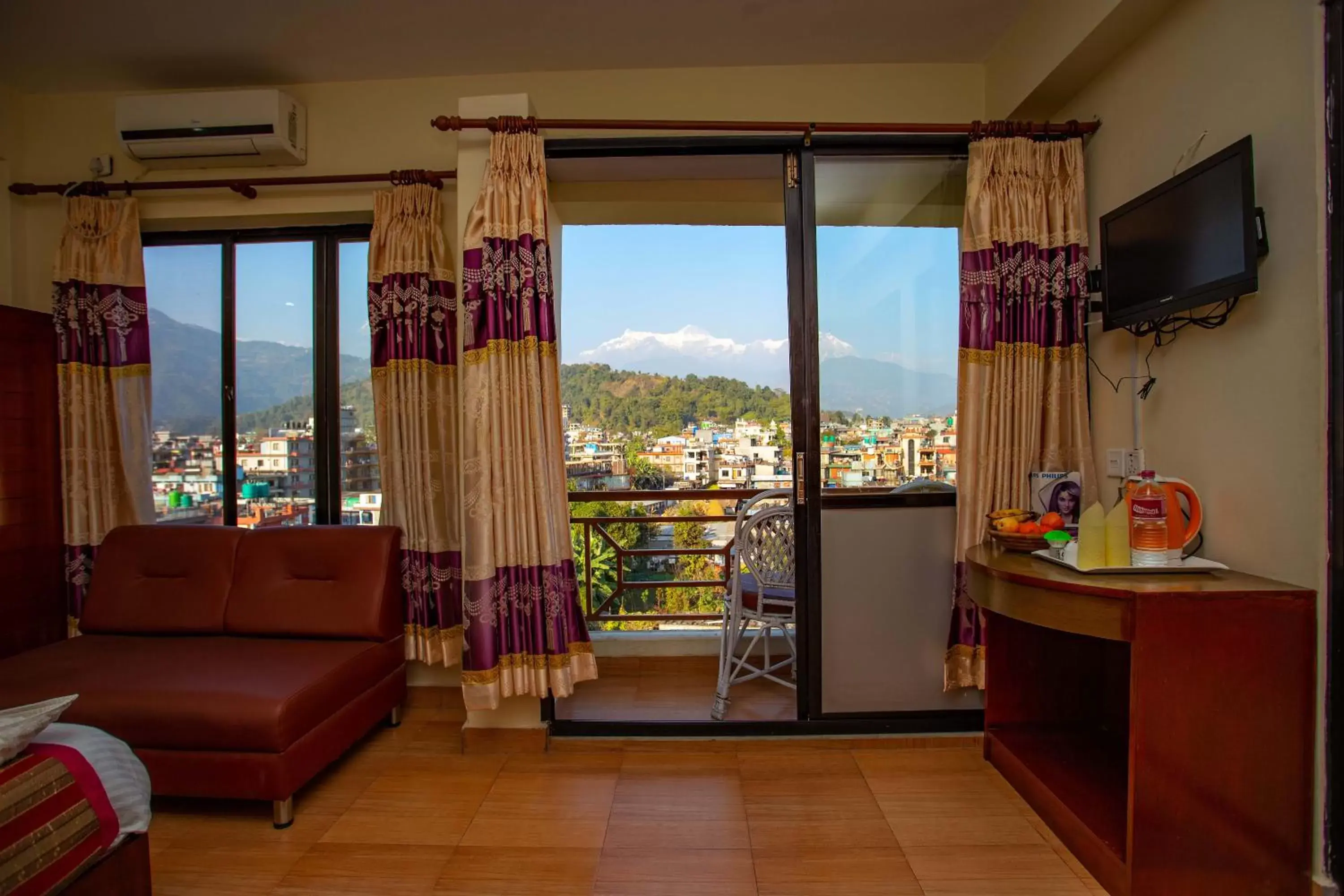 Living room, Mountain View in Hotel Orchid