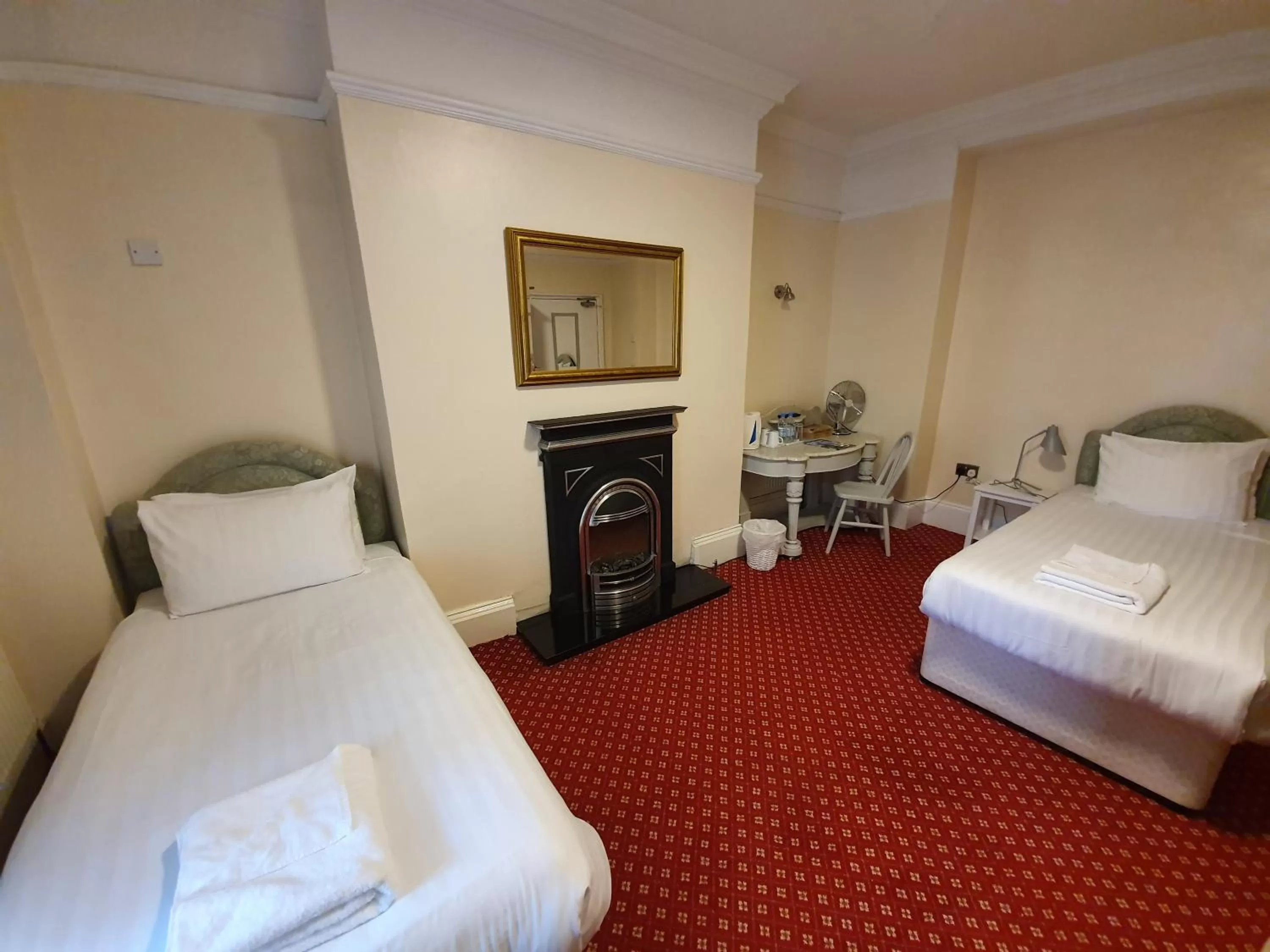 Photo of the whole room, Bed in Alexandra Hotel