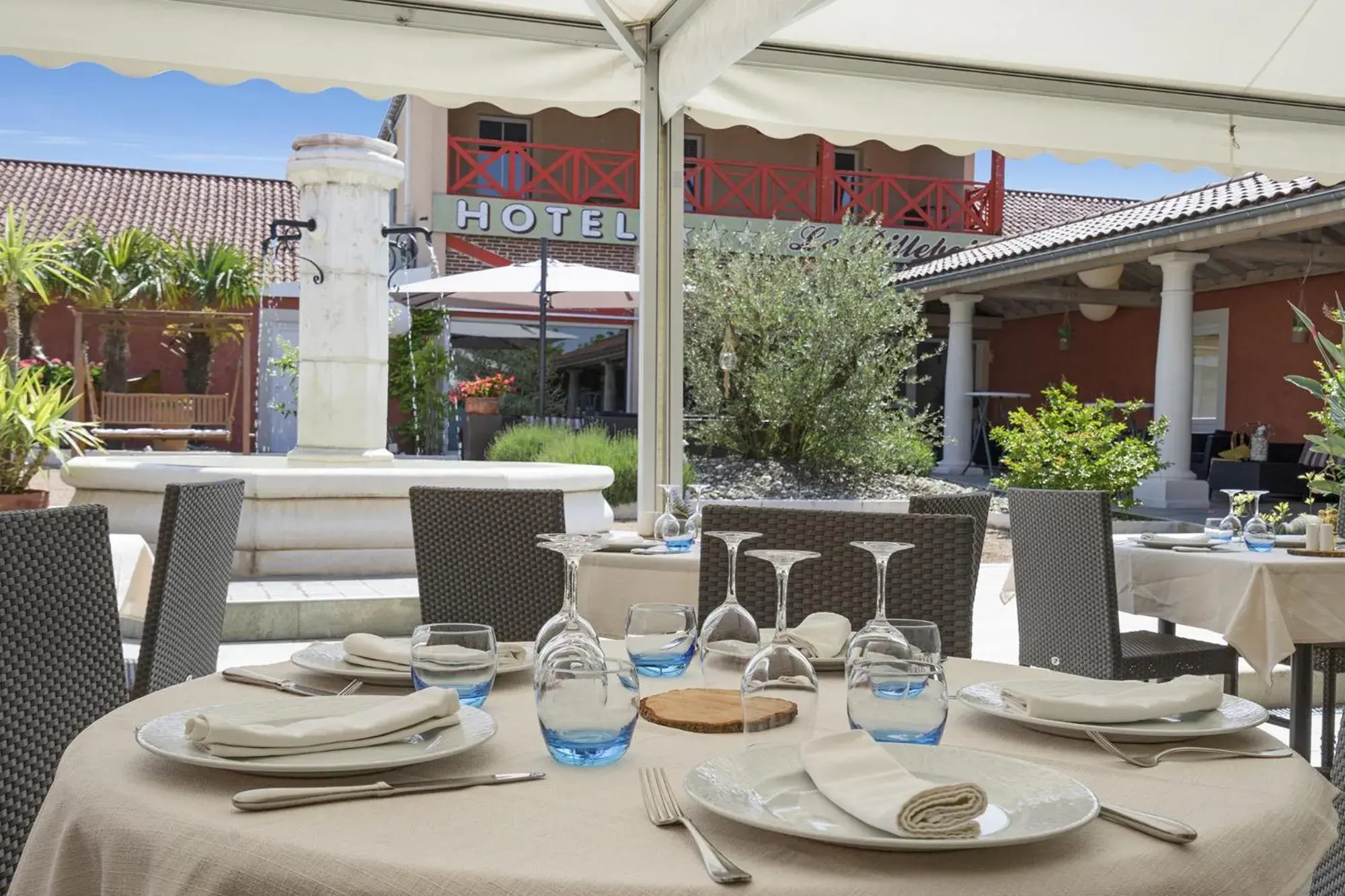 Patio, Restaurant/Places to Eat in The Originals Boutique, H¿tel Le Pillebois, Bourg-en-Bresse Nord