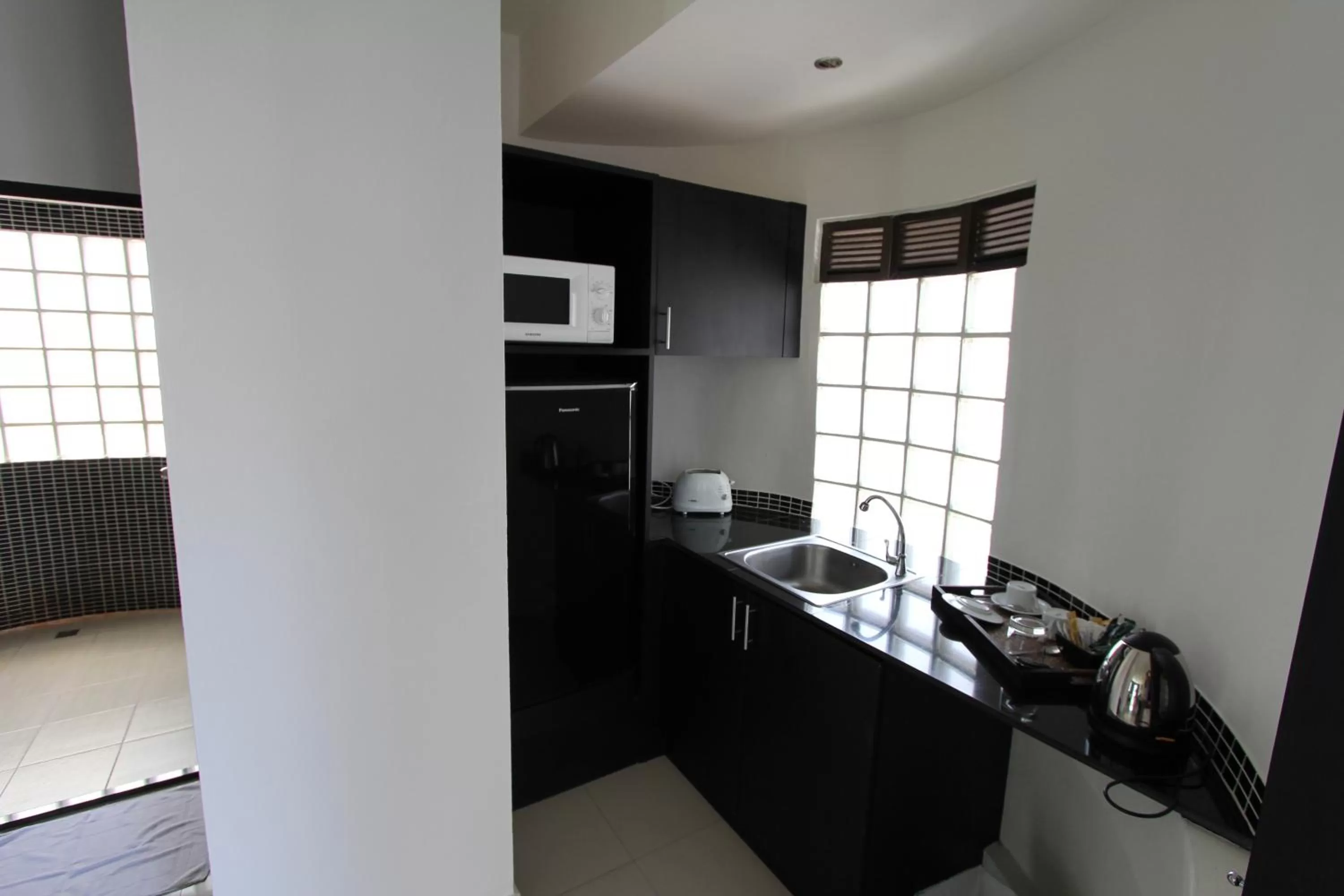 Kitchen or kitchenette in East Suites