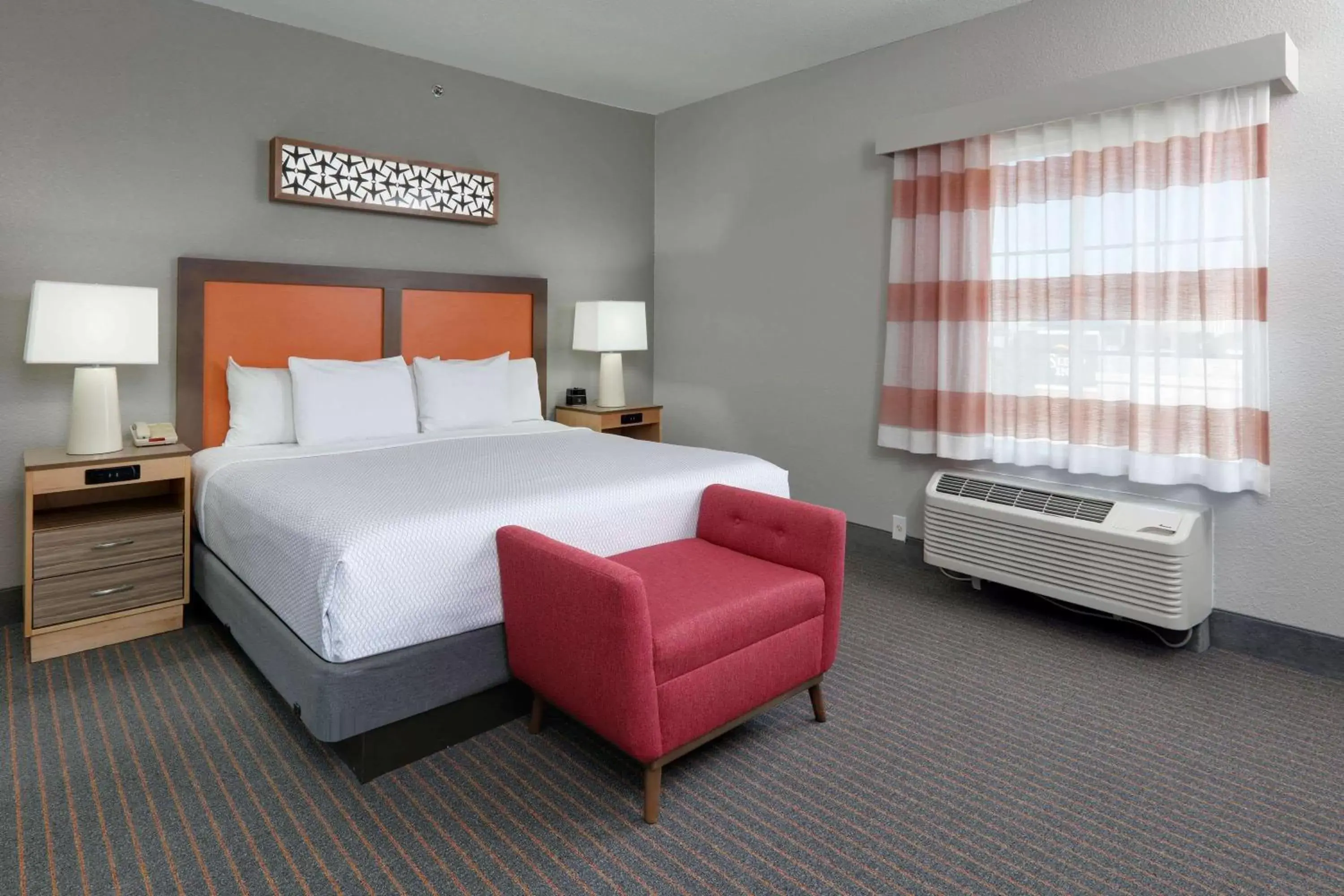 Photo of the whole room, Bed in La Quinta by Wyndham Dallas Love Field