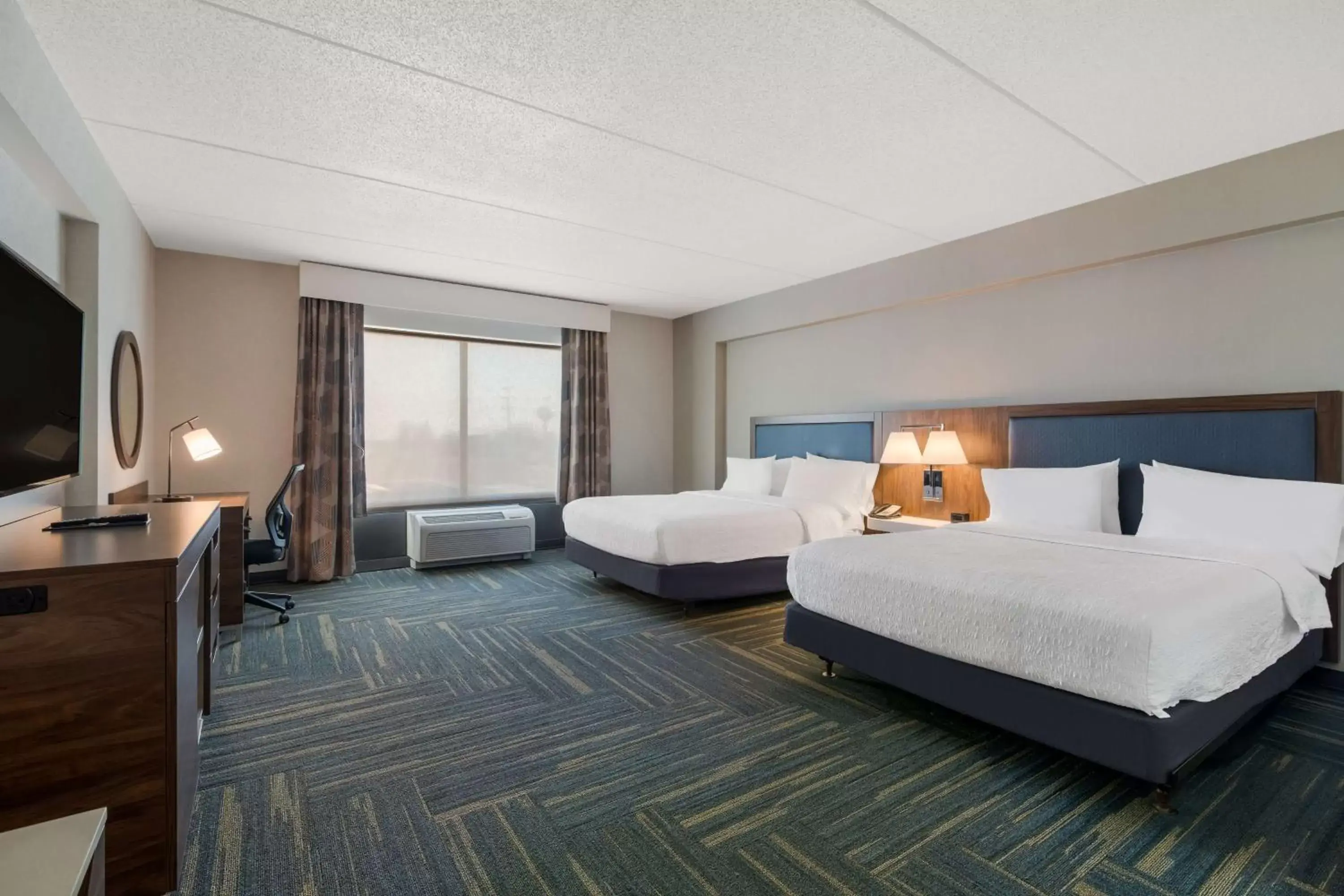 Bed in Hampton Inn & Suites Plattsburgh