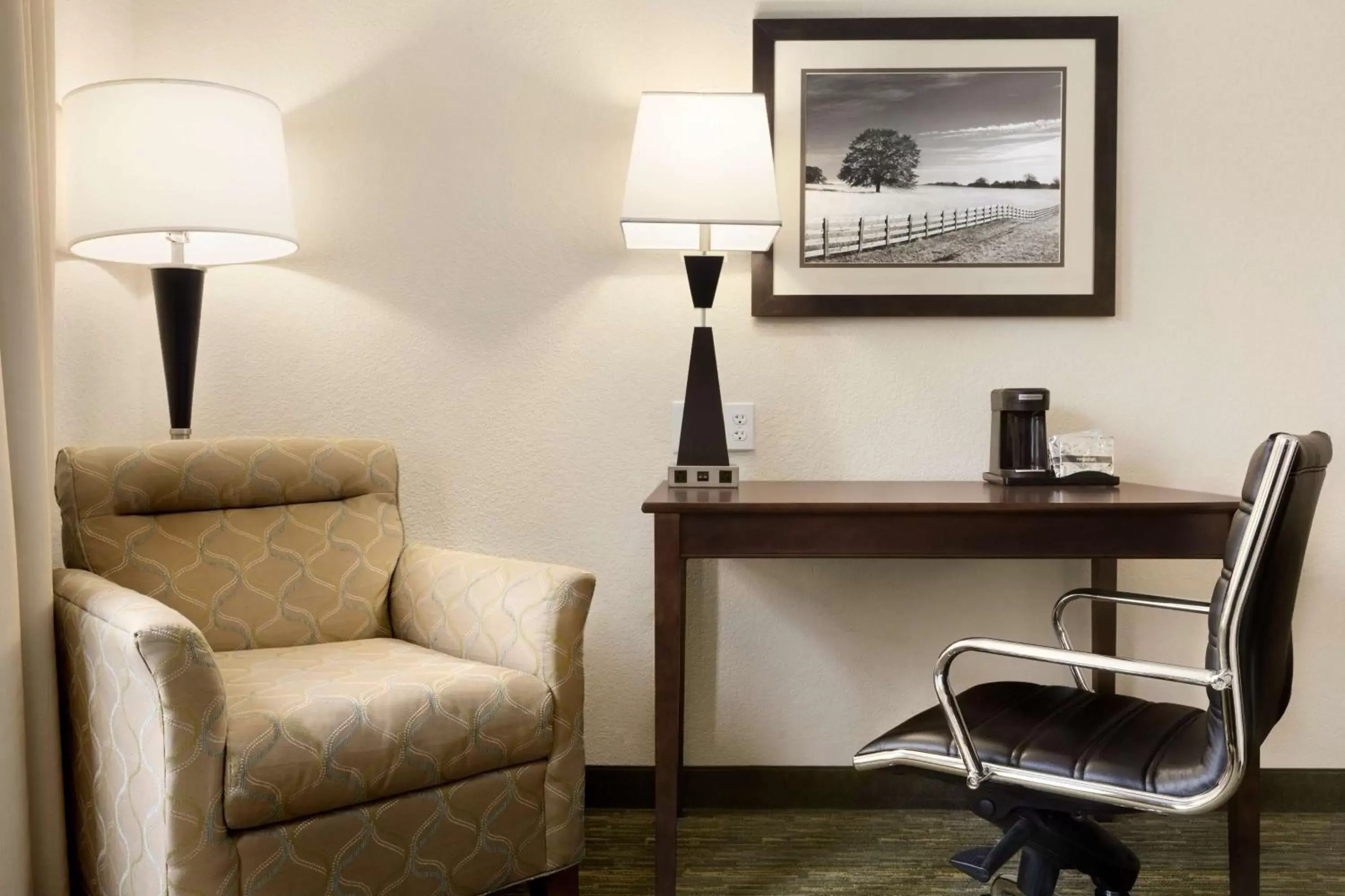 Bed, Seating Area in Hampton Inn Dover