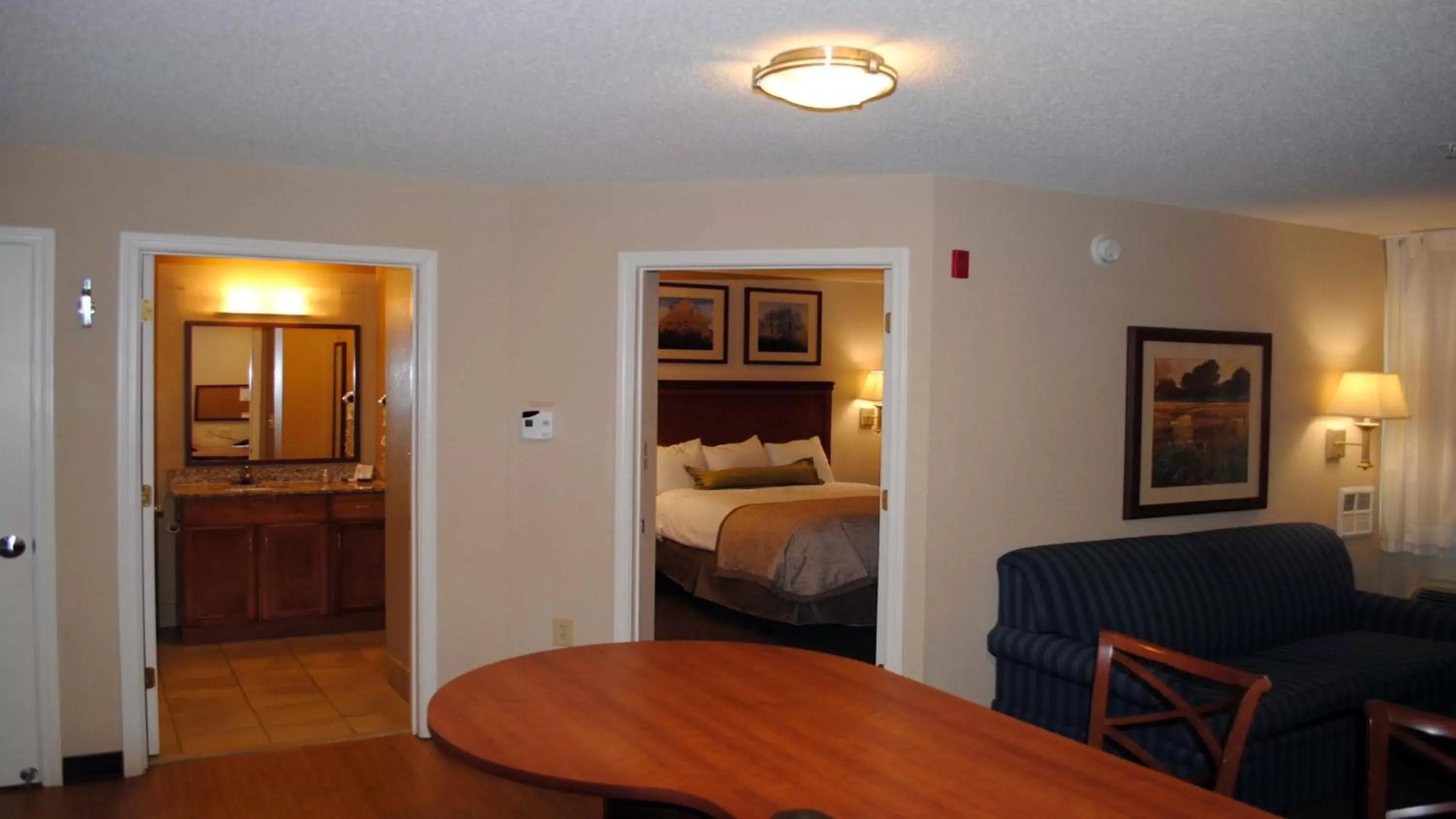 Photo of the whole room, Seating Area in Candlewood Suites Colonial Heights - Fort Lee, an IHG Hotel