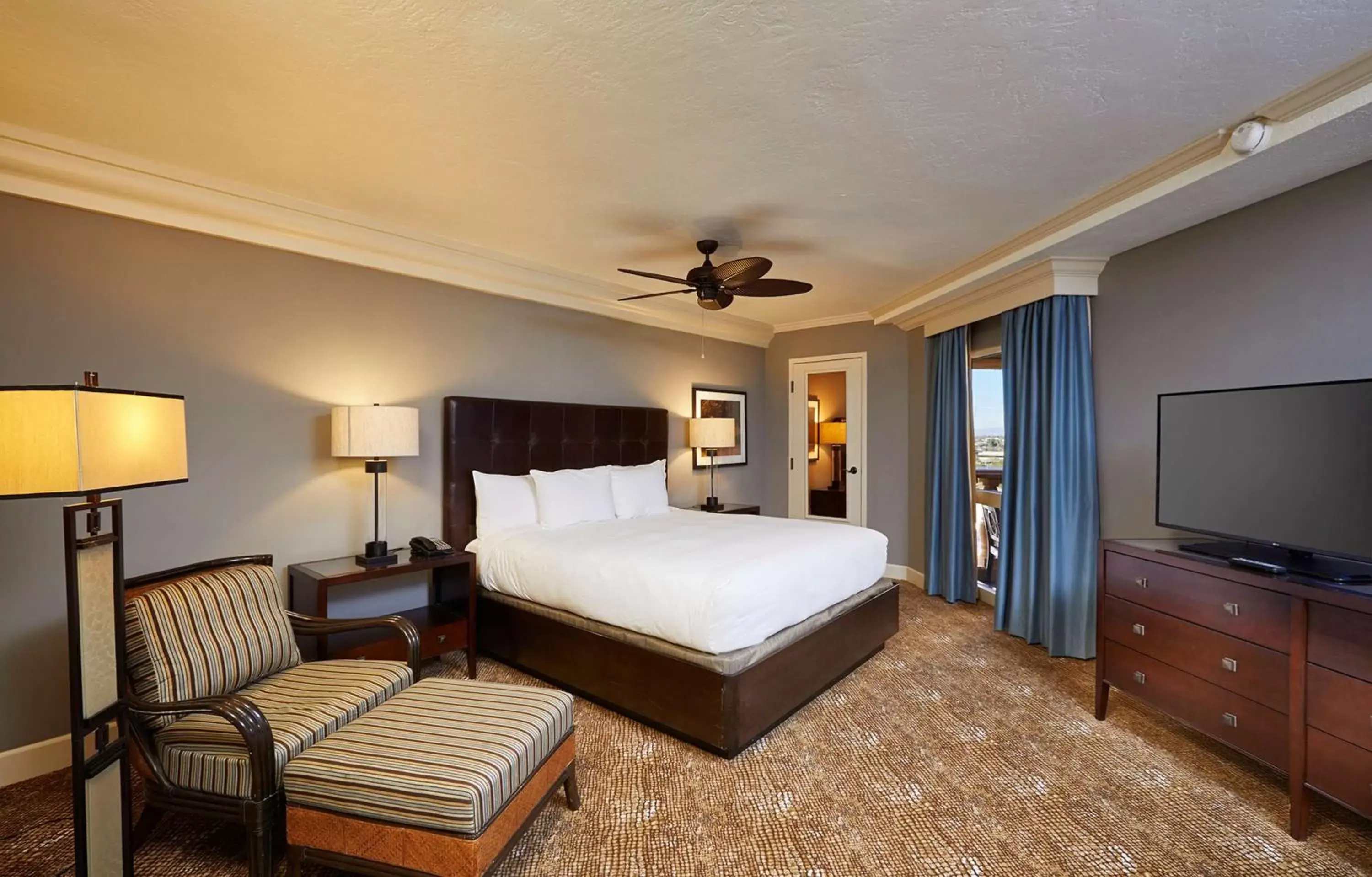 Bed in Doubletree by Hilton Phoenix Mesa