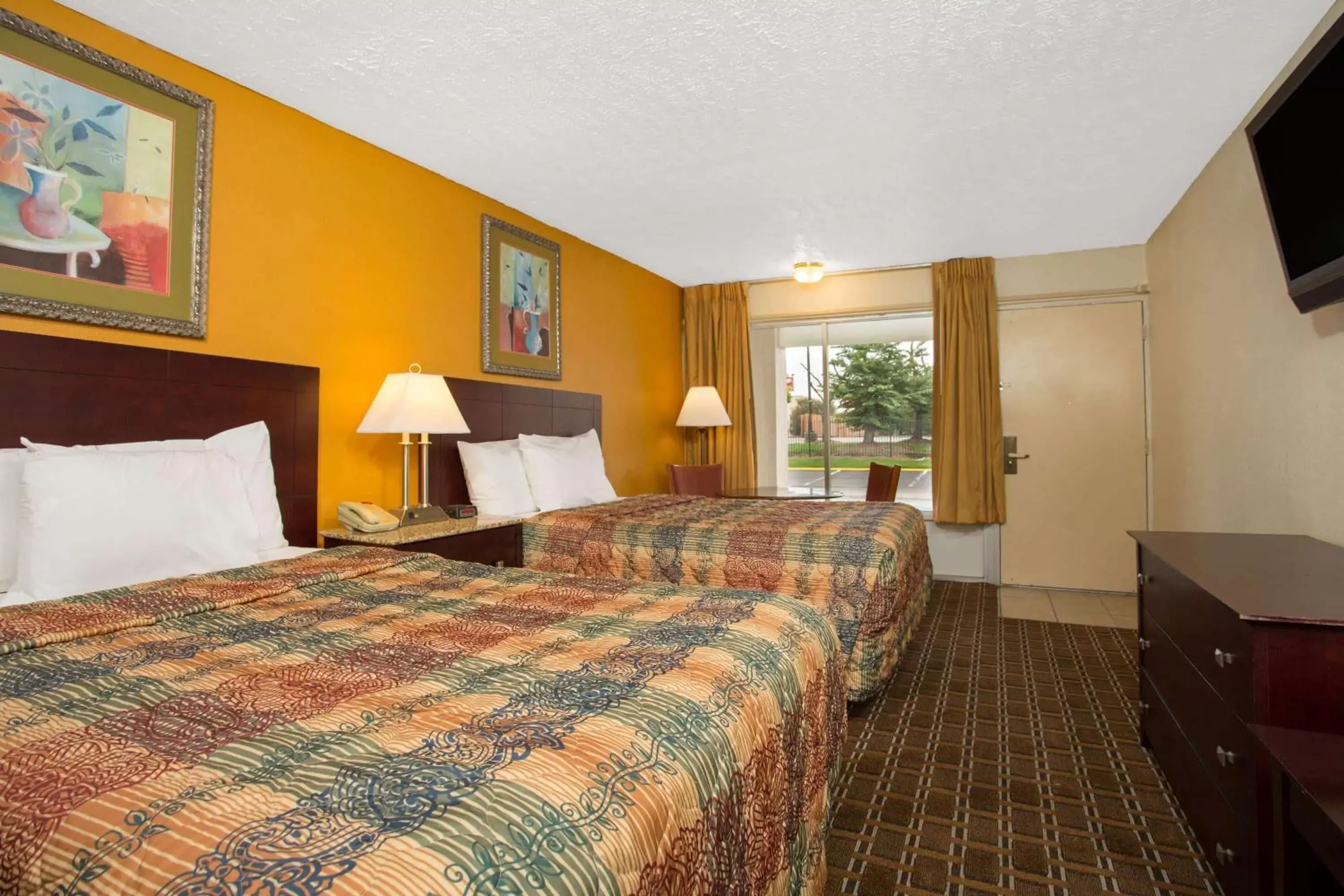 Photo of the whole room, Bed in Days Inn by Wyndham Chester