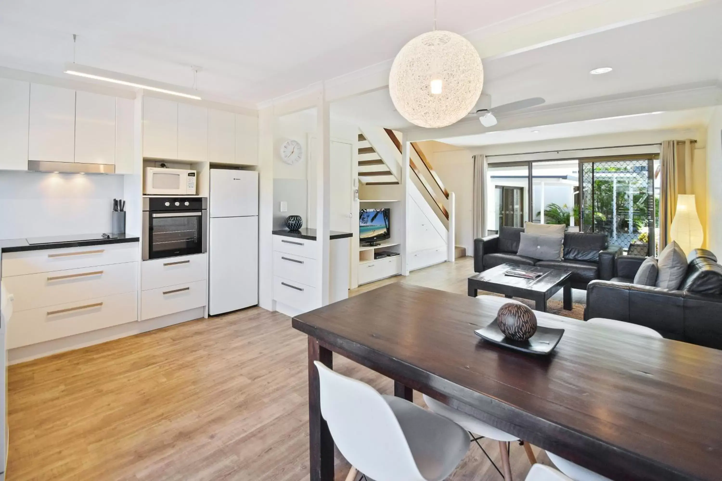 Dining area, Kitchen/Kitchenette in Noosa Place Resort