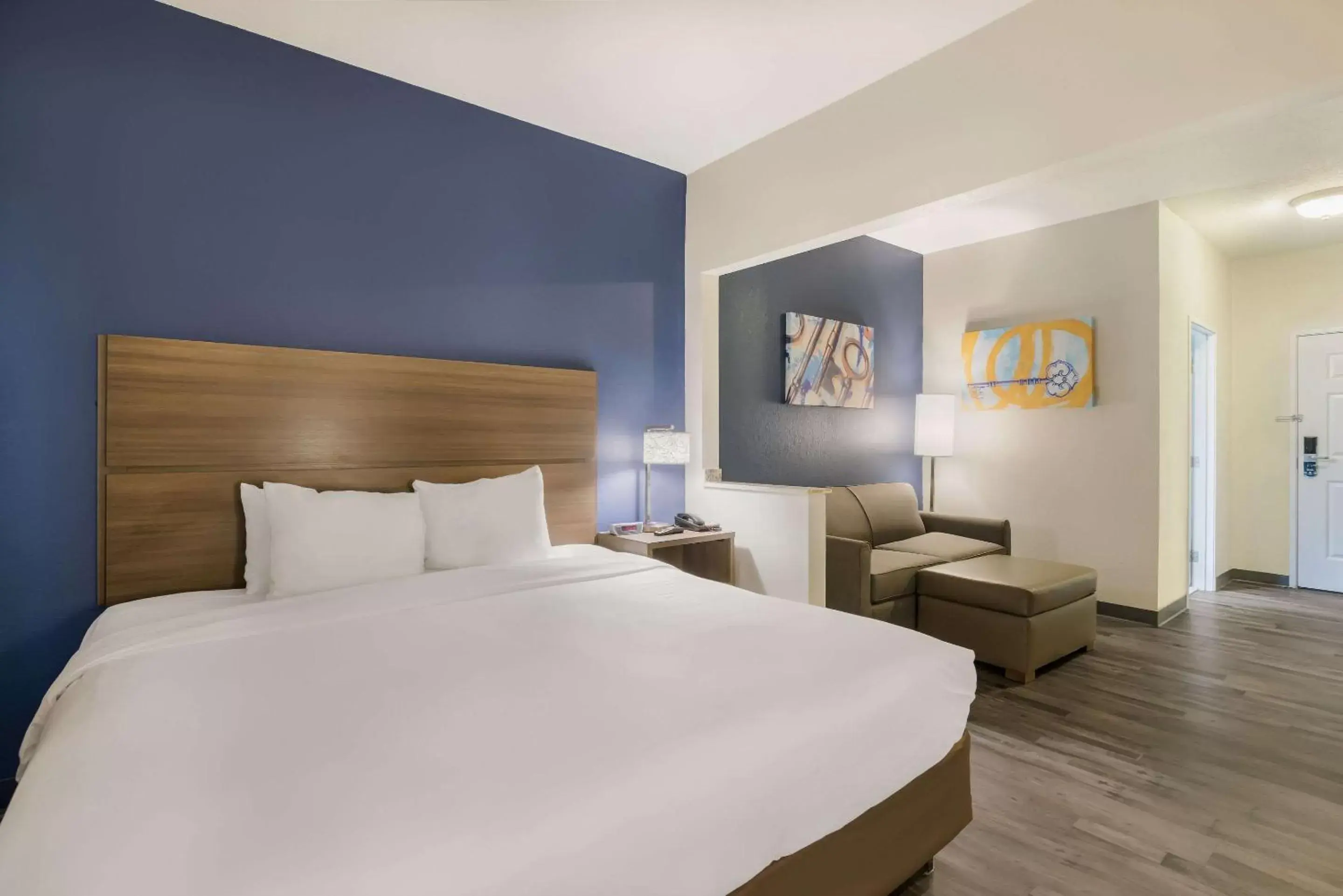 Bedroom, Bed in MainStay Suites Joliet I-55