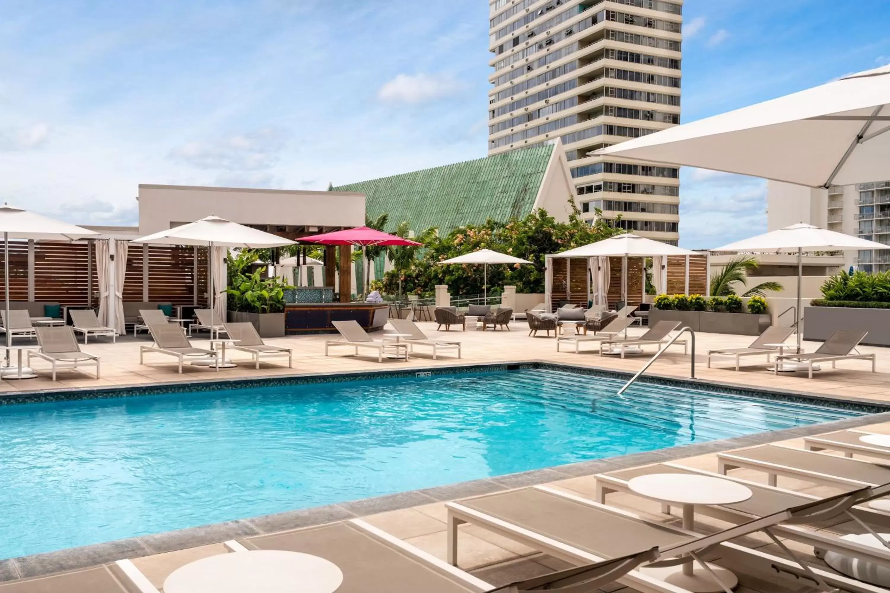 Swimming Pool in Waikiki Beach Marriott Resort & Spa