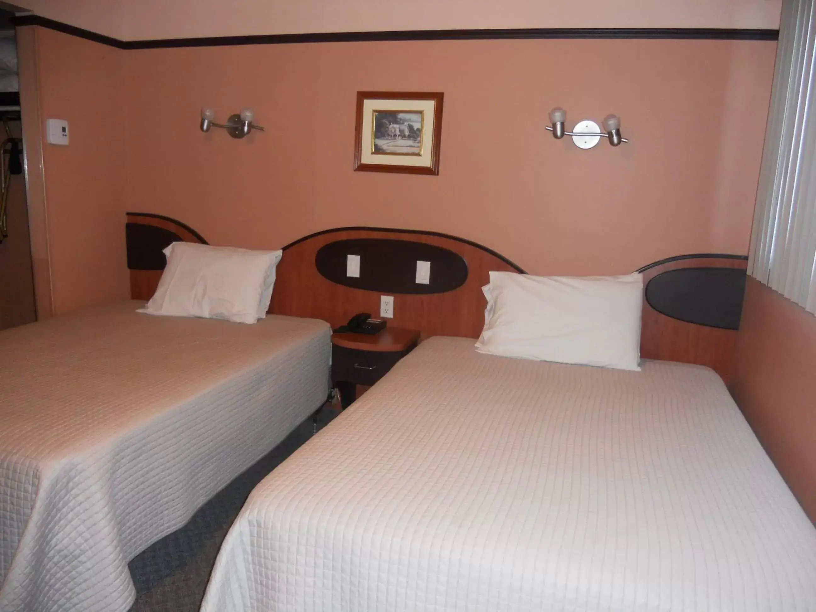 Bedroom, Bed in Motel Normandie