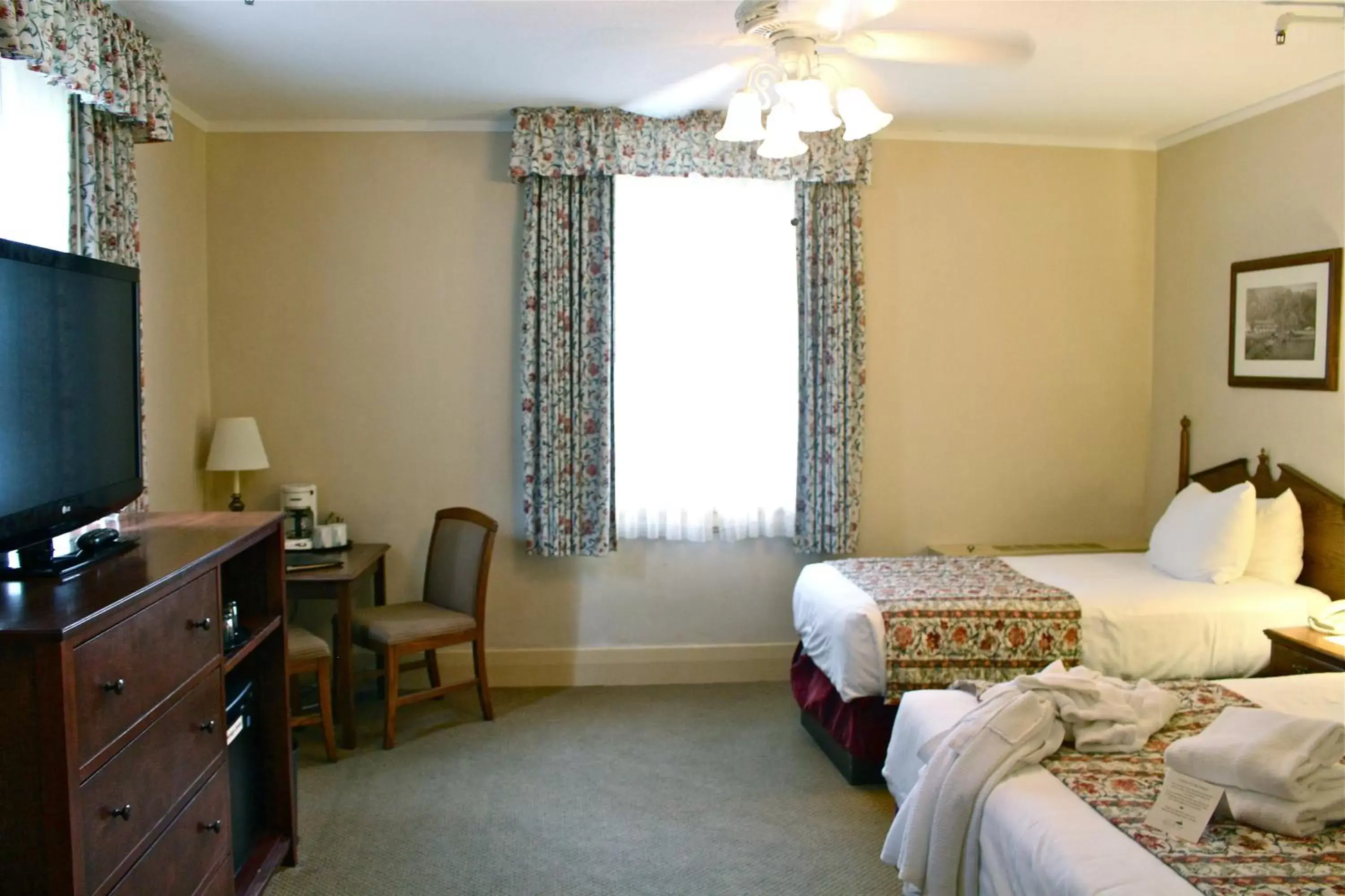 Photo of the whole room, Room Photo in Harrison Hot Springs Resort & Spa
