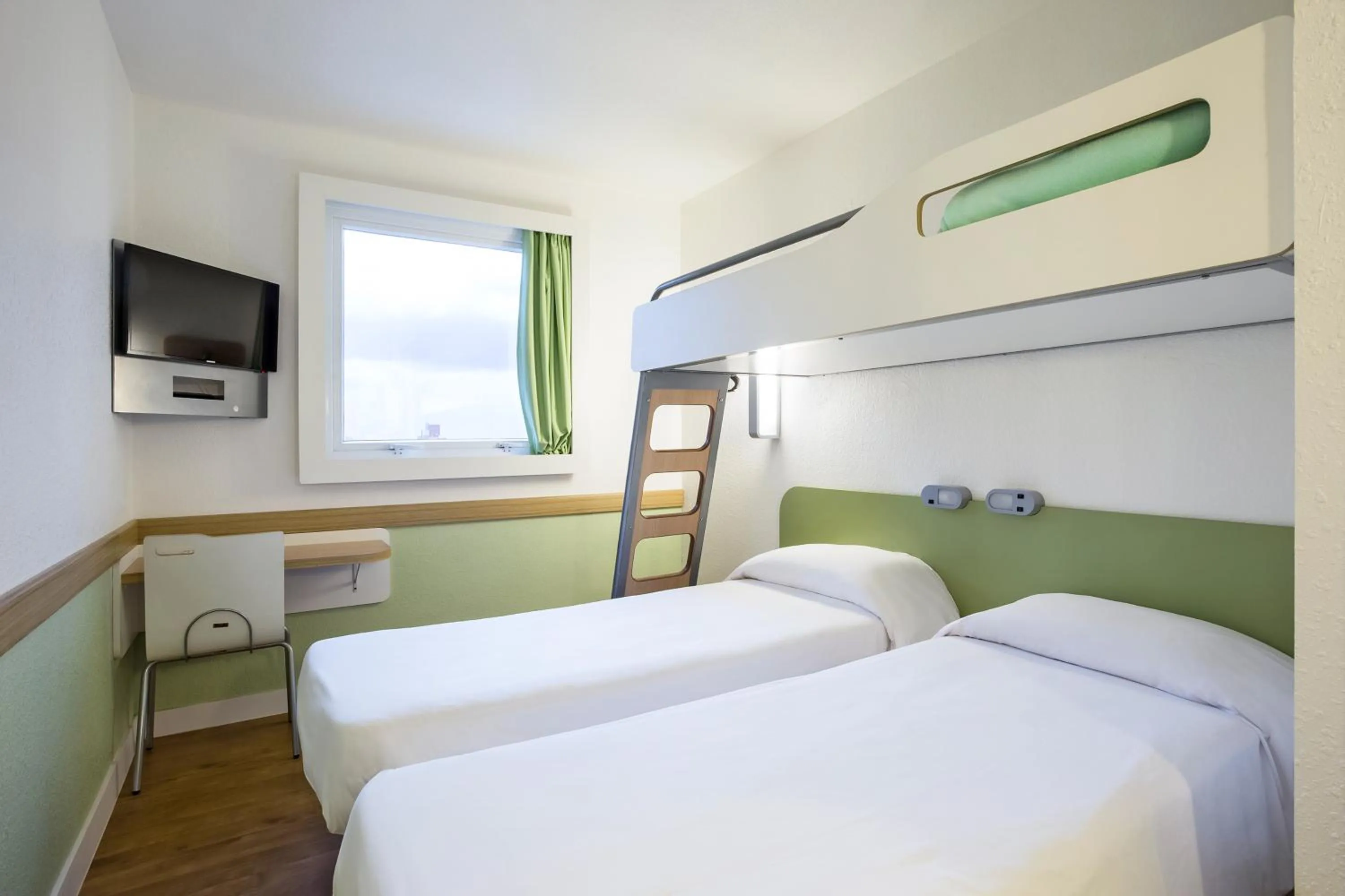 Toilet, Bed in ibis budget Tours Nord
