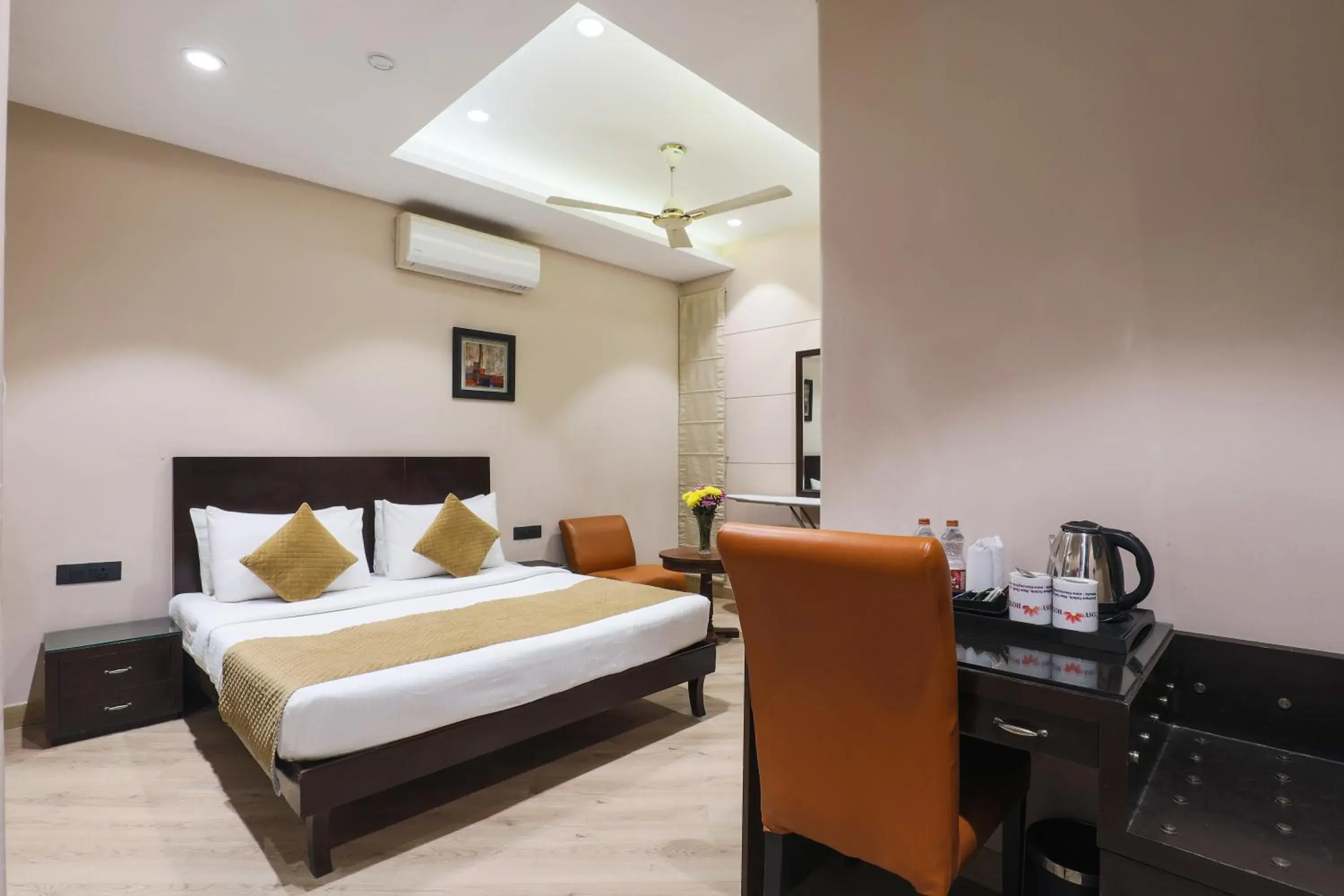 Bedroom in Cosy Grand, Near Chanakyapuri, Embassy Area