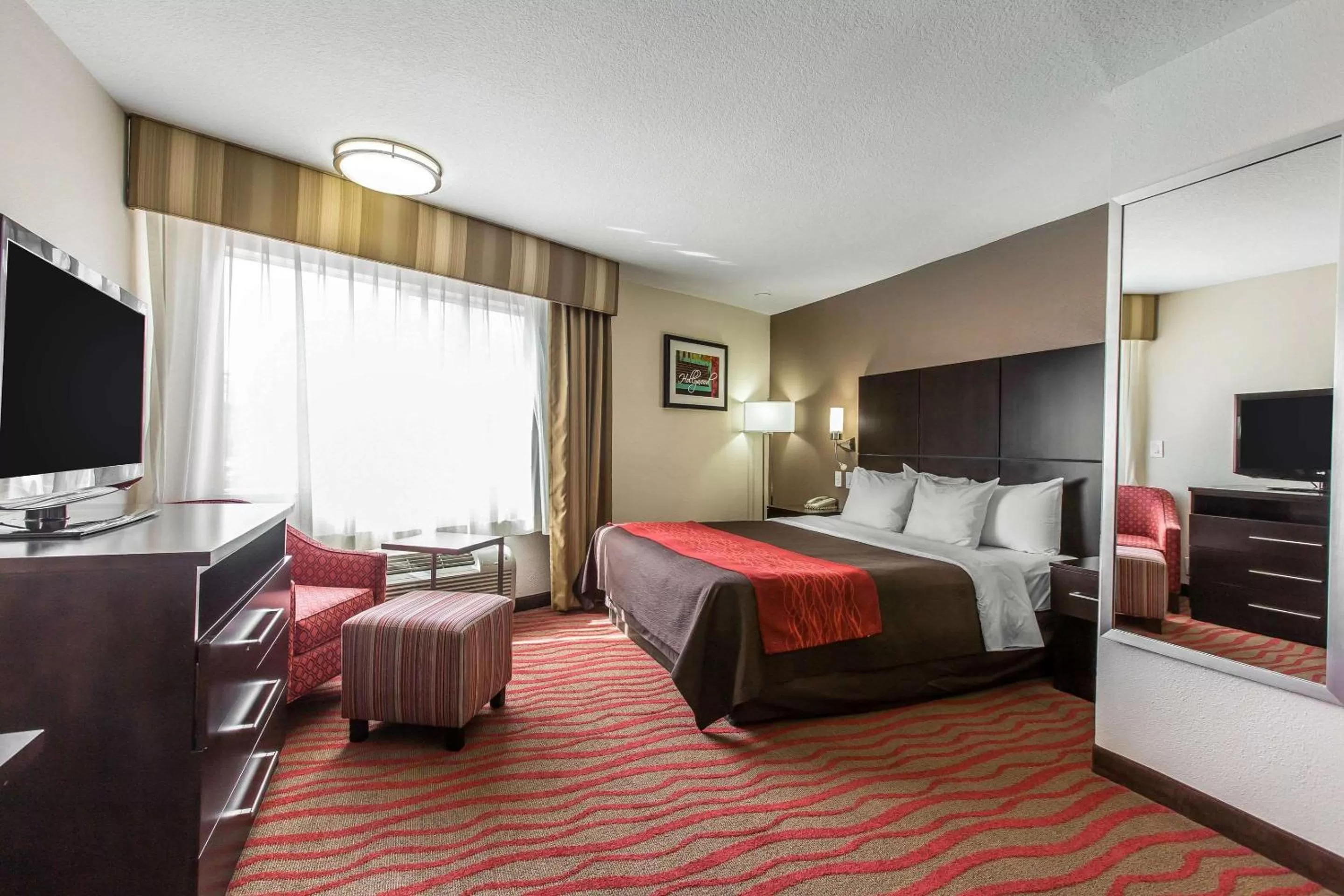 Photo of the whole room, Bed in Comfort Inn Los Angeles near Hollywood