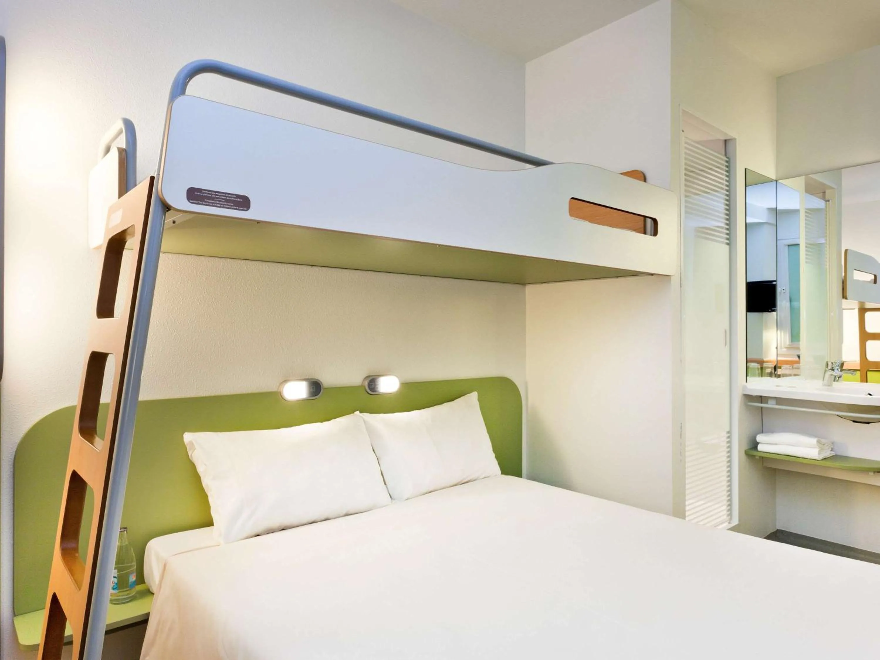 Photo of the whole room, Bed in Ibis Budget Vélizy