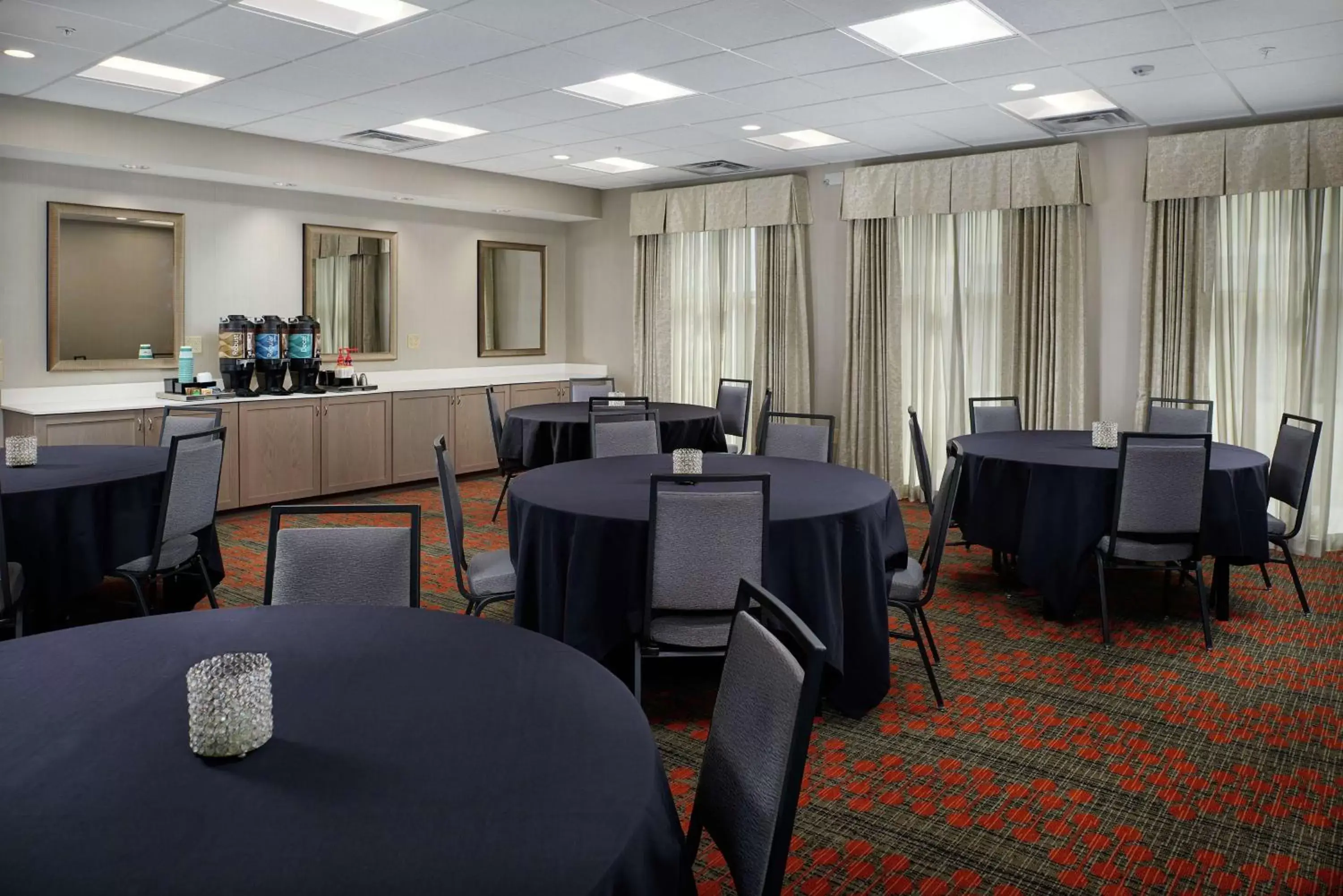 Meeting/conference room, Restaurant/Places to Eat in Homewood Suites By Hilton Cincinnati Midtown