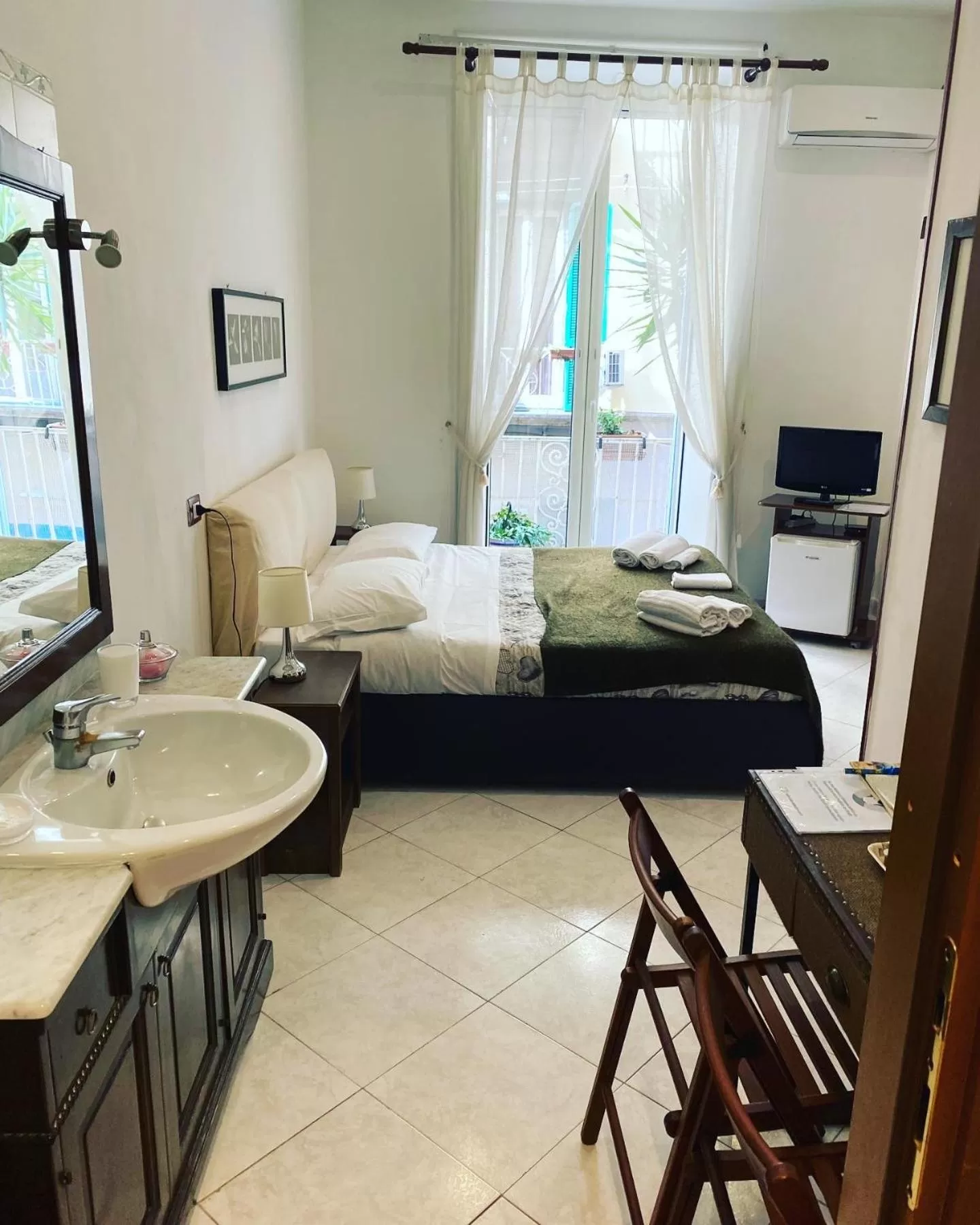 Photo of the whole room, Bed in Bed & Breakfast Plebiscito Home