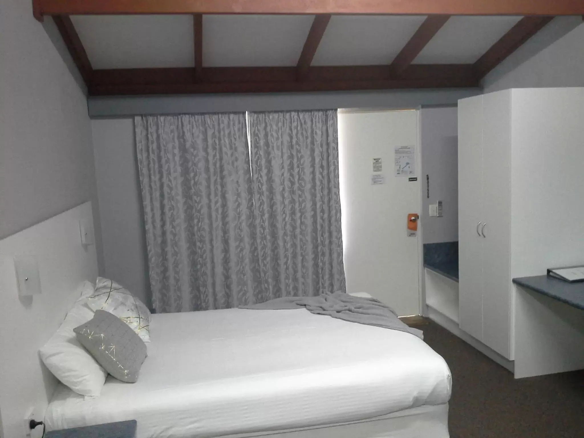 Photo of the whole room, Bed in Hideaway Motor Inn