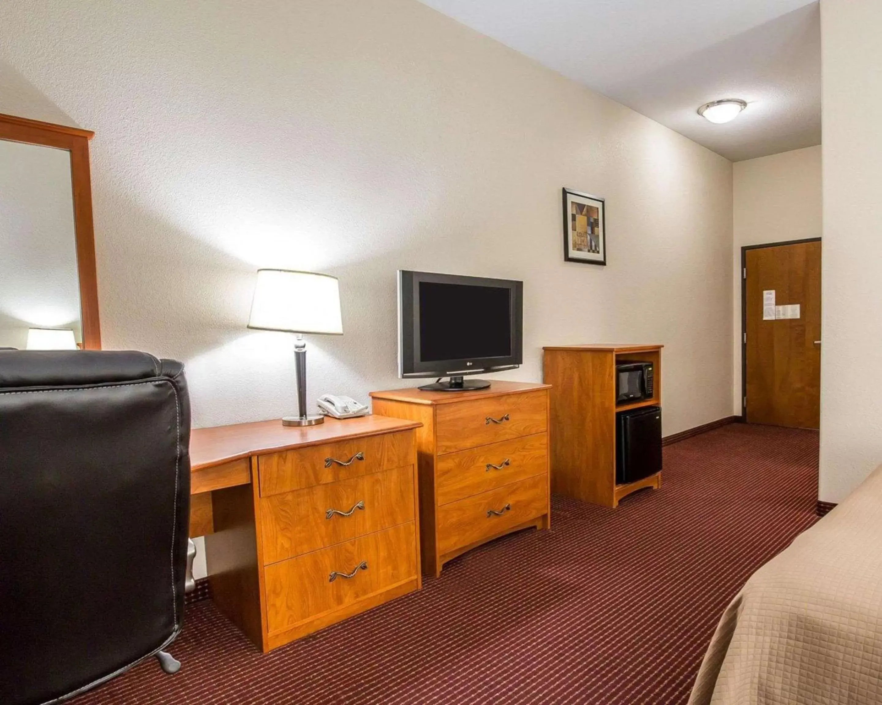 Photo of the whole room, TV/Entertainment Center in Econo Lodge Inn & Suites Beaumont