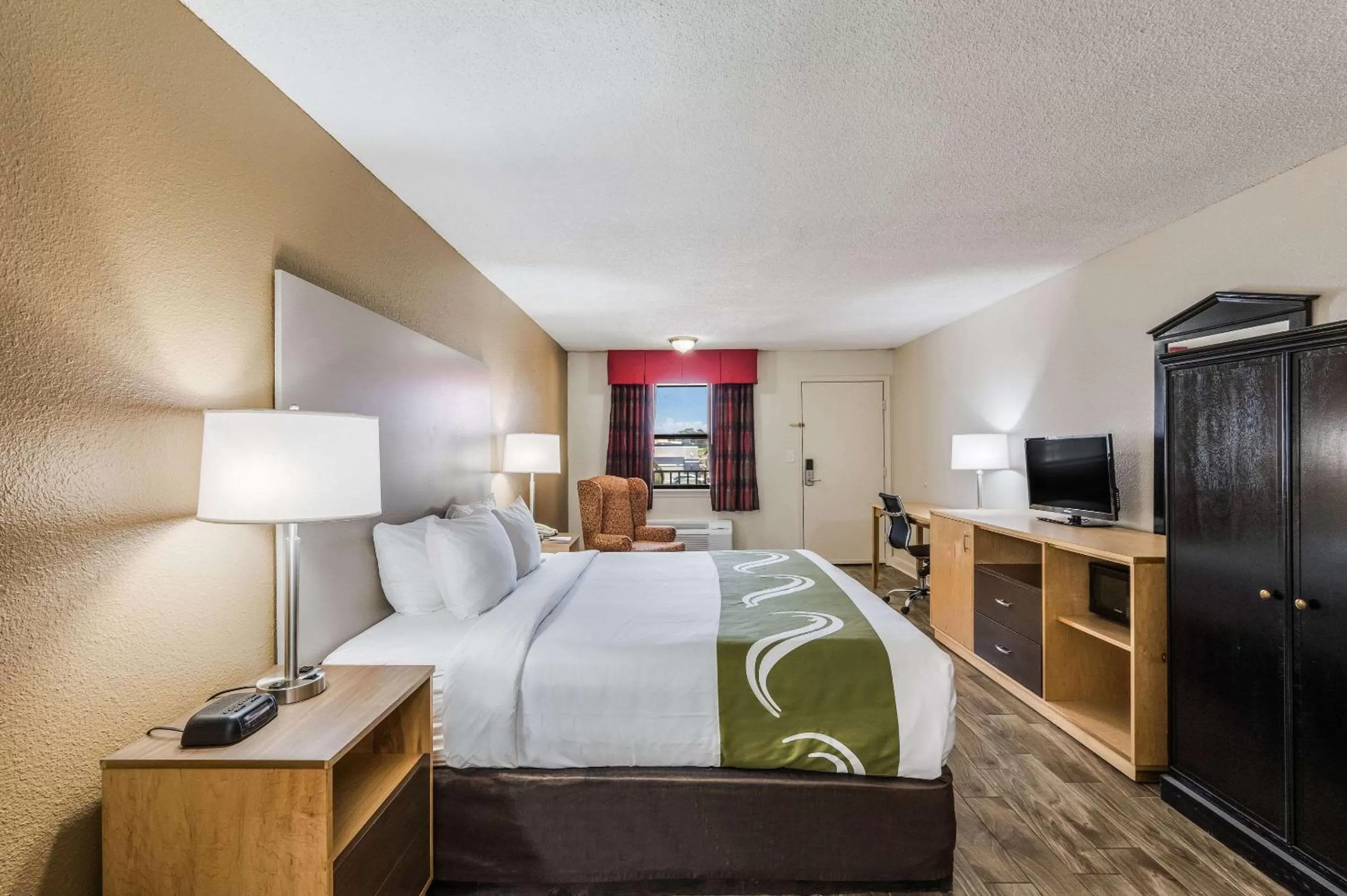 Photo of the whole room, Bed in Quality Inn & Suites Hot Springs-Lake Hamilton