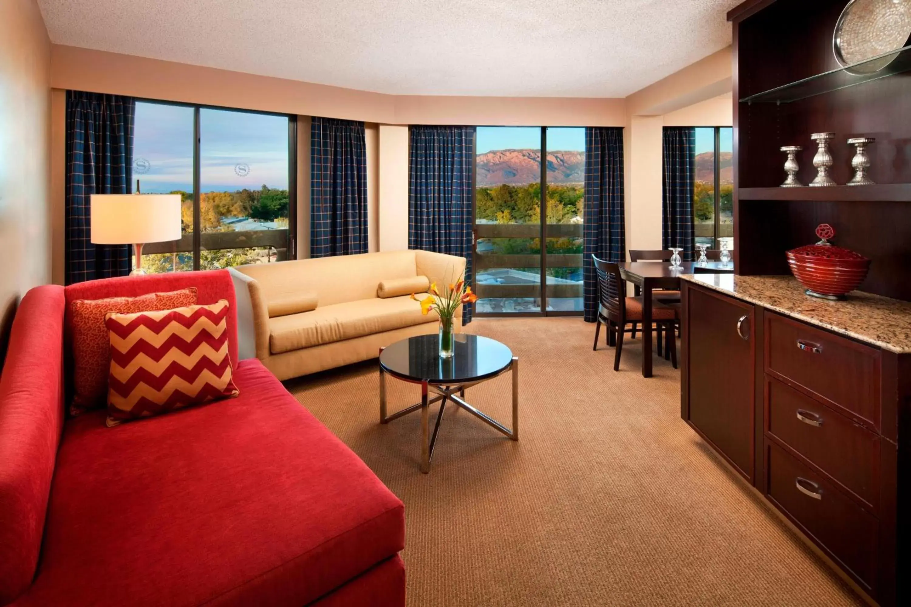 Photo of the whole room, Seating Area in Sheraton Albuquerque Uptown by Marriott