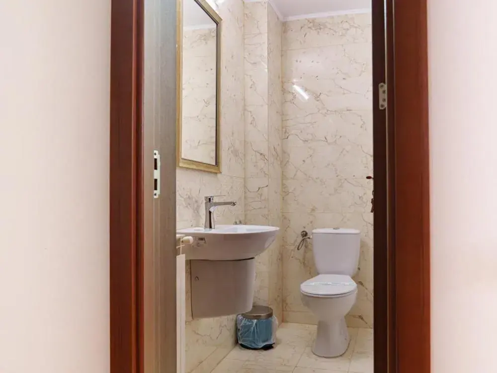 Toilet, Bathroom in Guci Hotel
