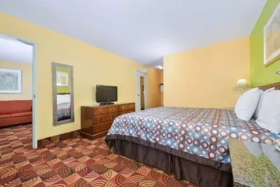 TV and multimedia, Bed in Super 8 by Wyndham Lake of the Ozarks