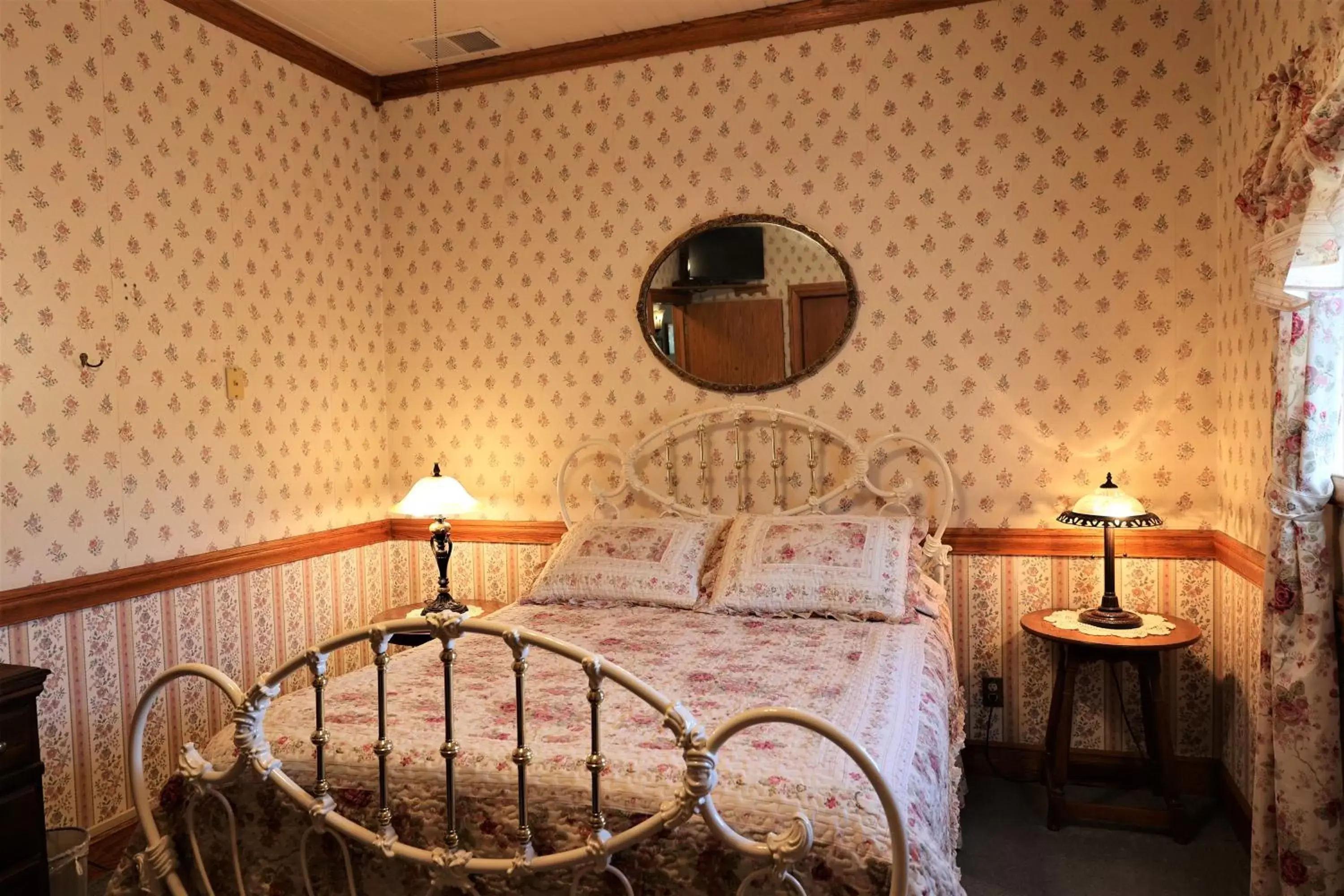Bedroom, Bed in Mariposa Hotel Inn
