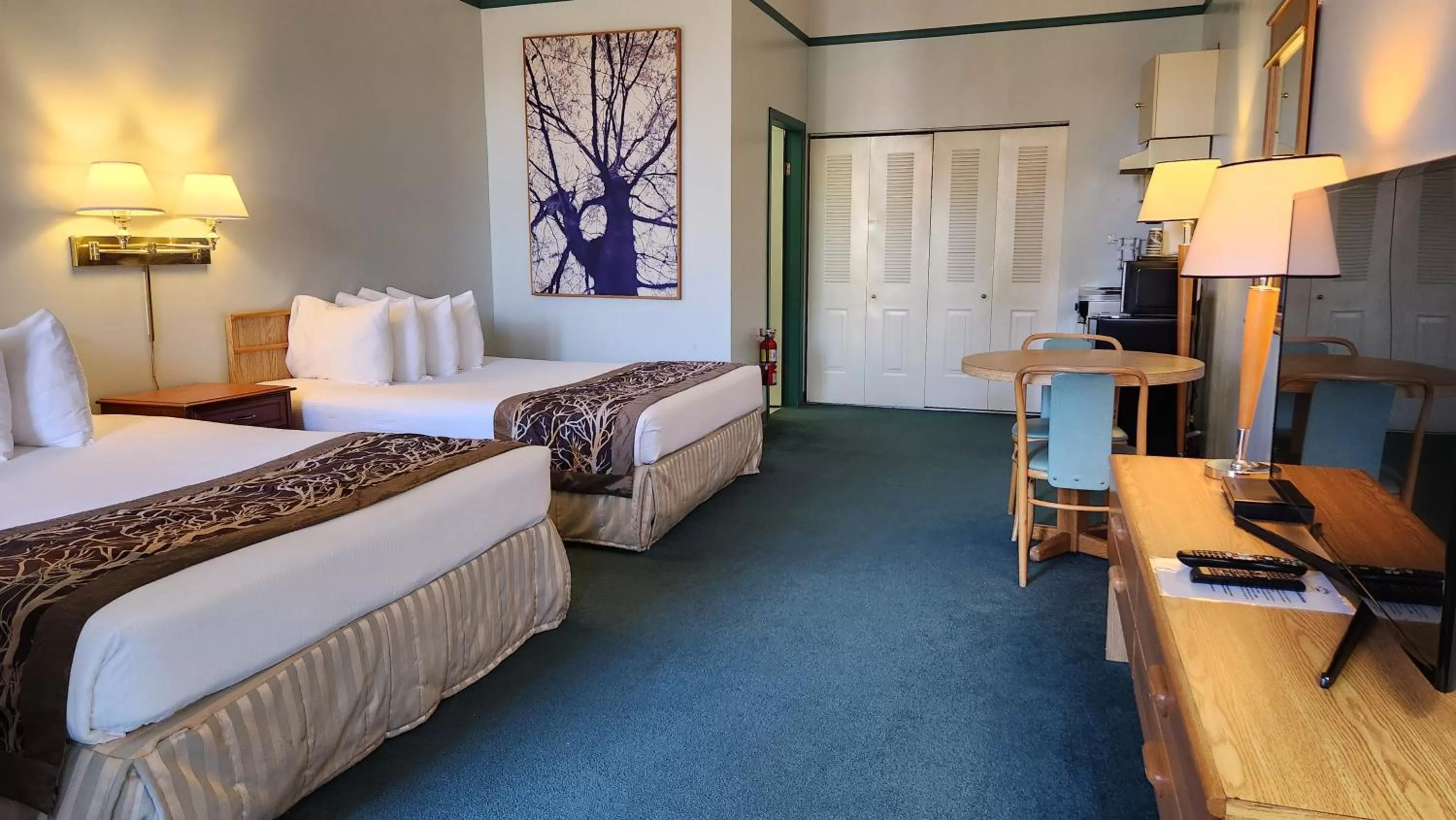 Kitchen or kitchenette, Bed in The Cedars Inn Hotel & Convention Centre