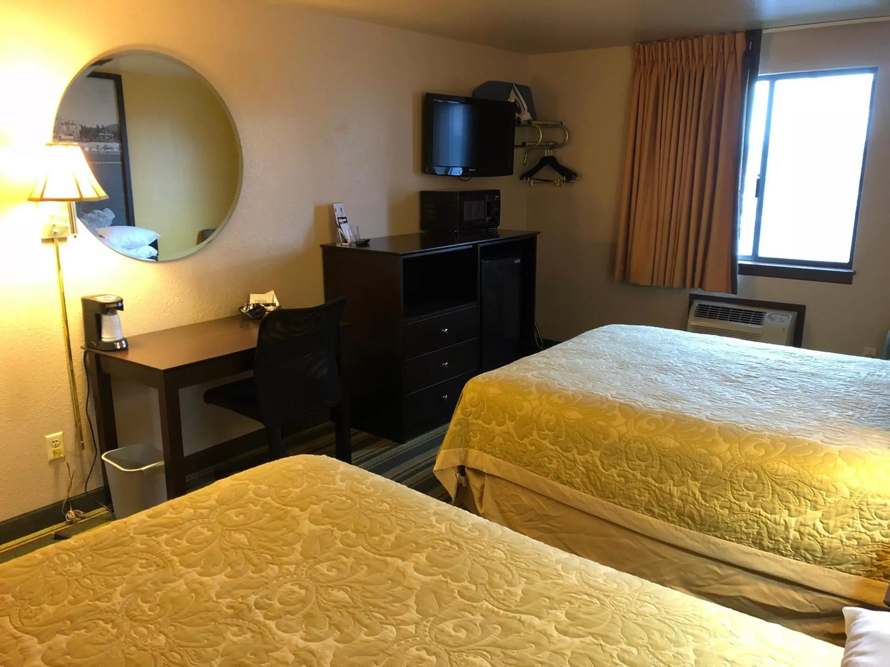 Bedroom, Bed in Super 8 by Wyndham Coeur d'Alene Bedroom, Bed in Super 8 by Wyndham Coeur d'Alene