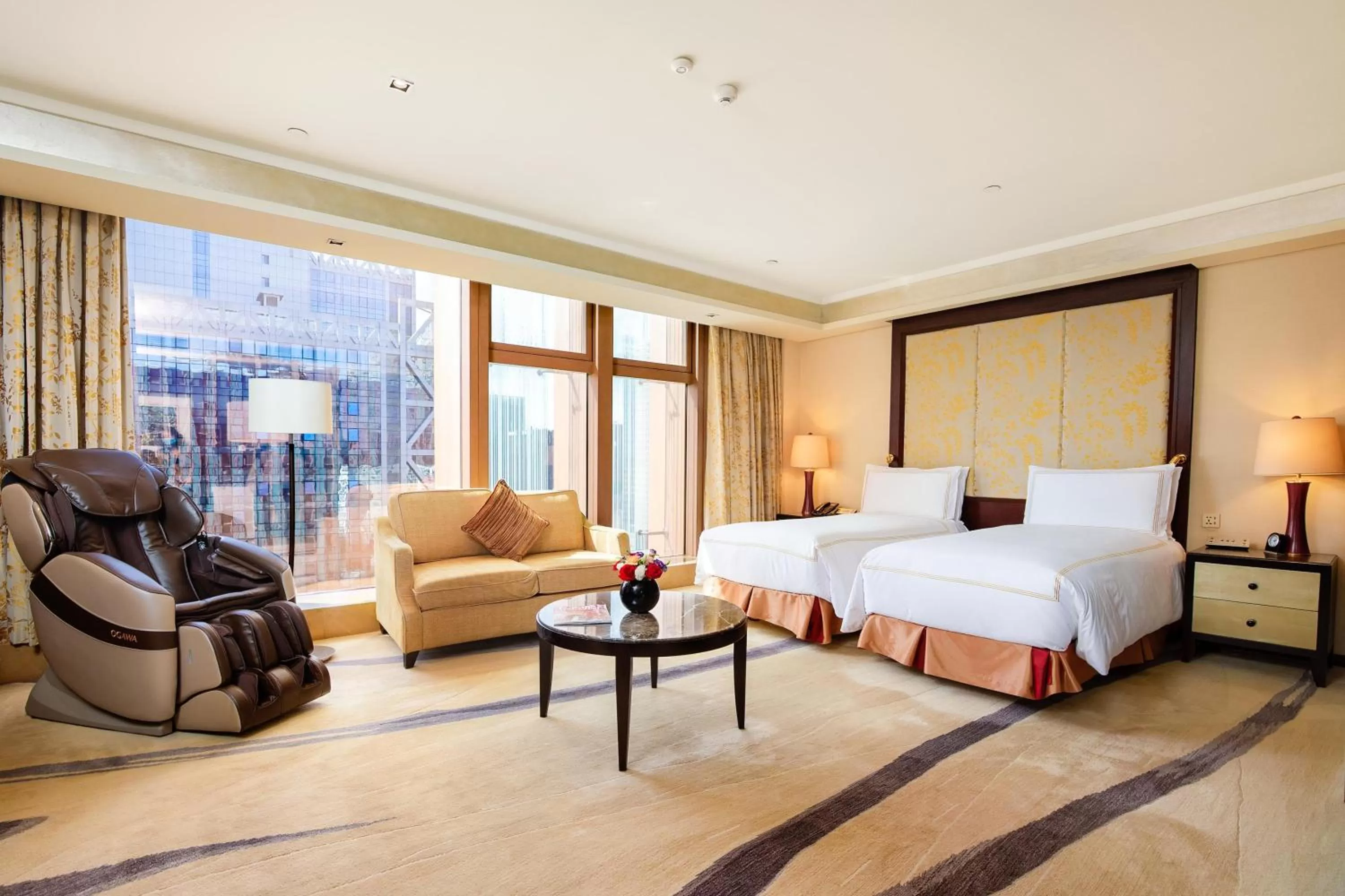 Living room, Bed in Fairmont Beijing - 20 minutes to Forbidden City by metro
