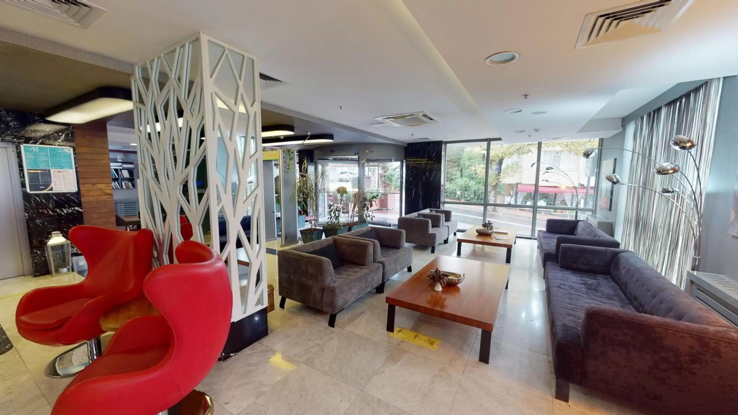 Communal lounge/ TV room in Mimi Hotel Ankara