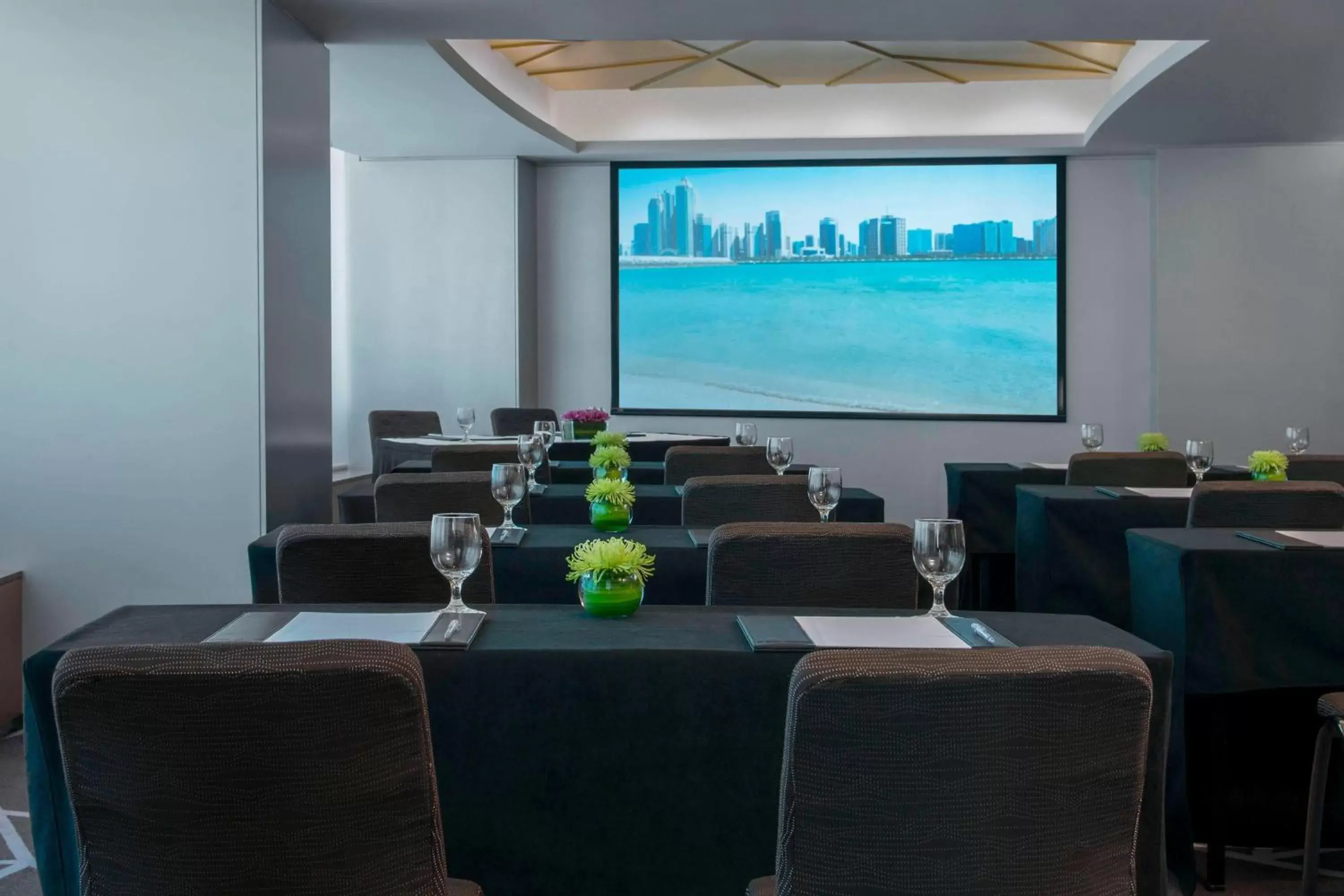 Meeting/conference room, Restaurant/Places to Eat in Le Royal Meridien Abu Dhabi