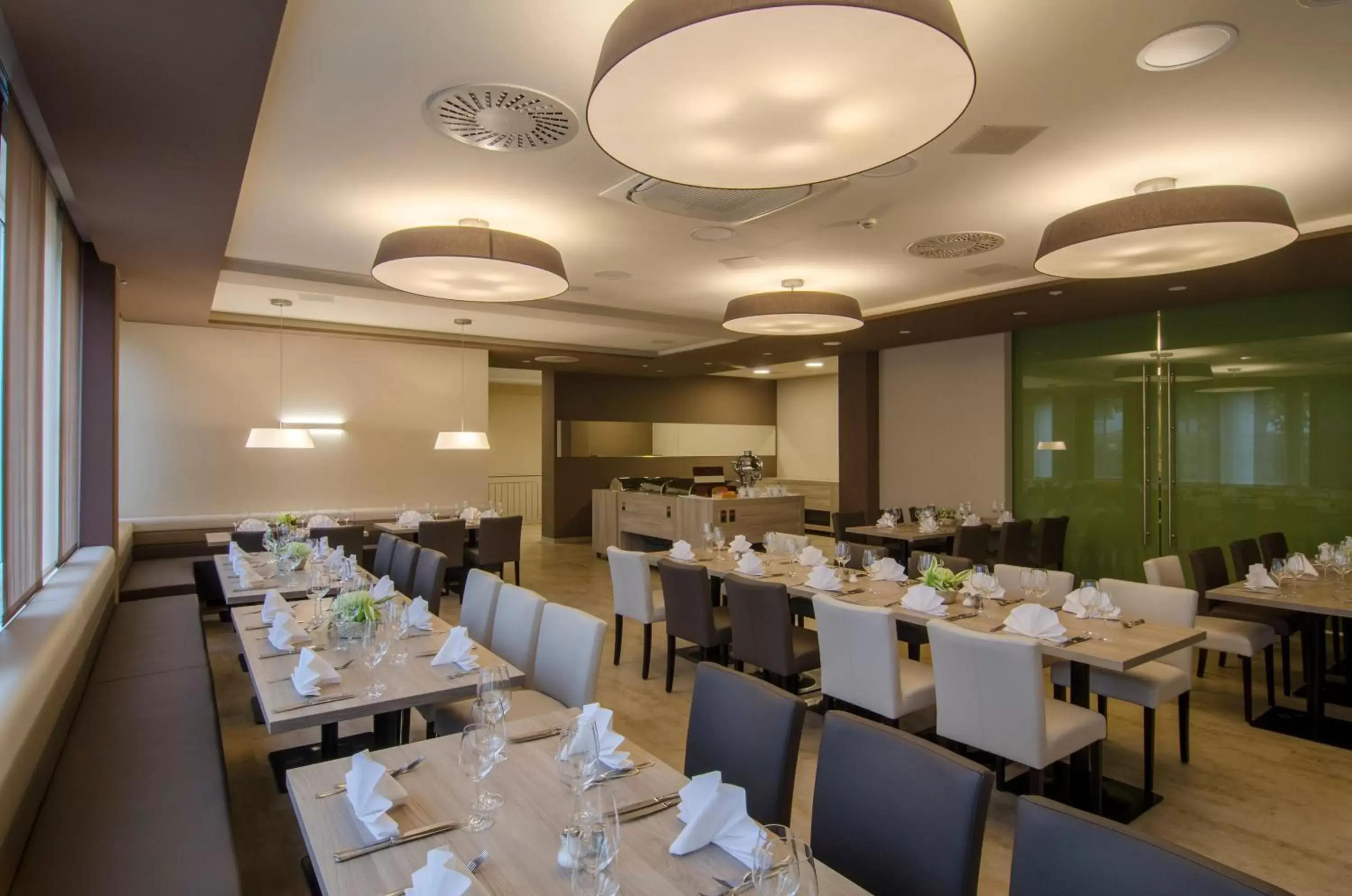 Meeting/conference room, Restaurant/Places to Eat in Holiday Inn Munich Unterhaching, an IHG Hotel