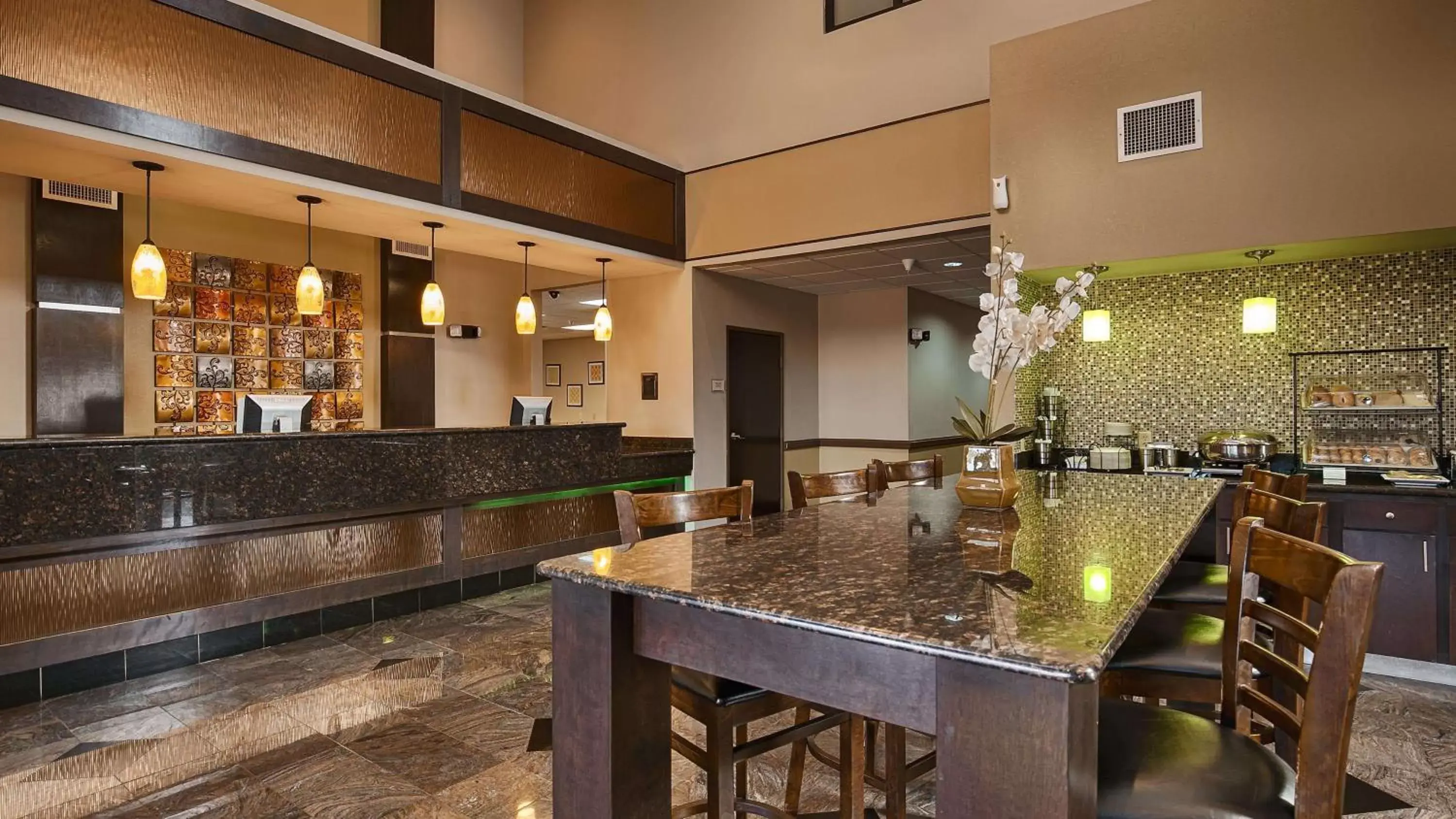 Lobby or reception, Lounge/Bar in Best Western Bayou Inn and Suites