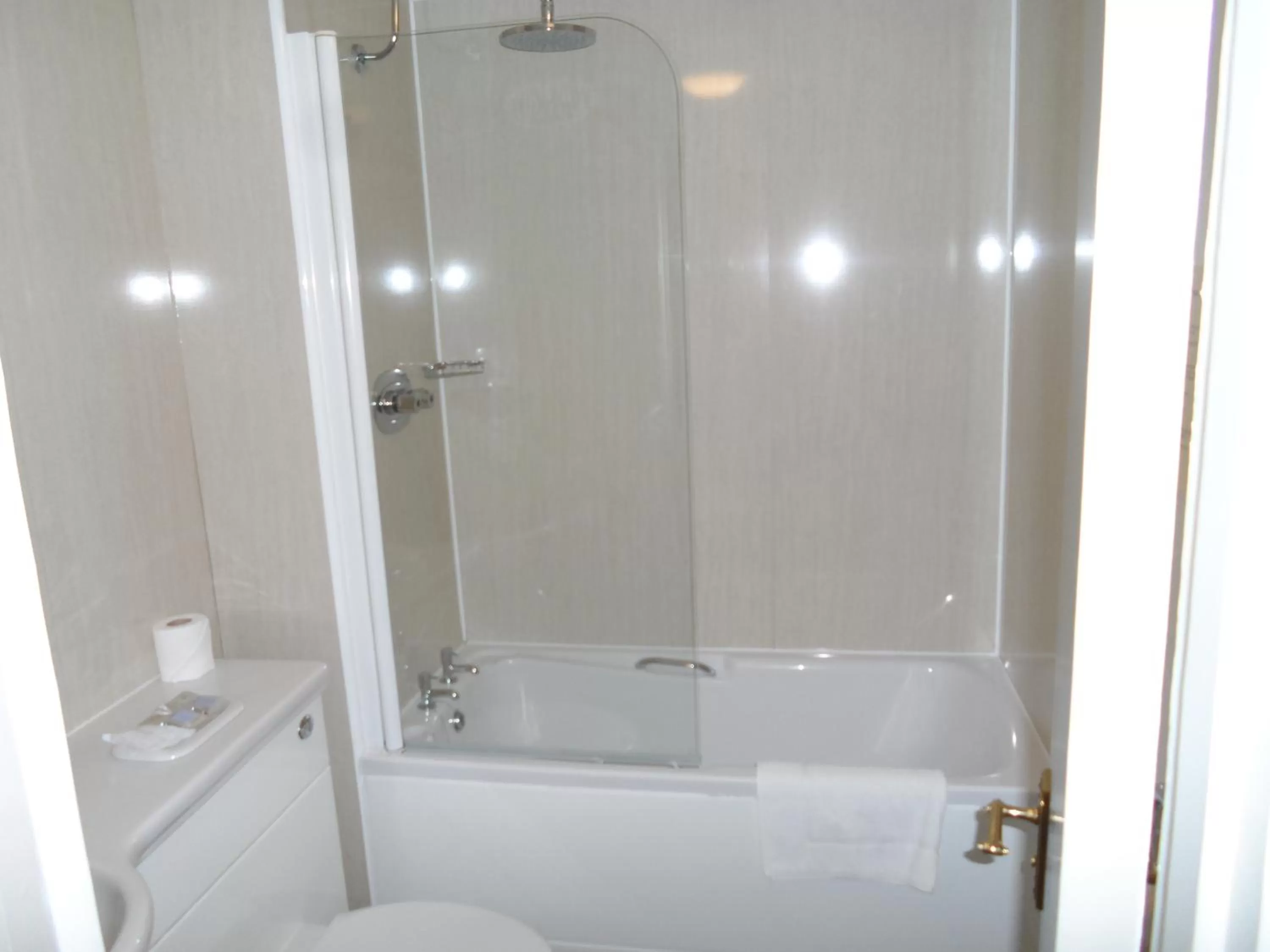 Shower, Bathroom in Breckland Lodge