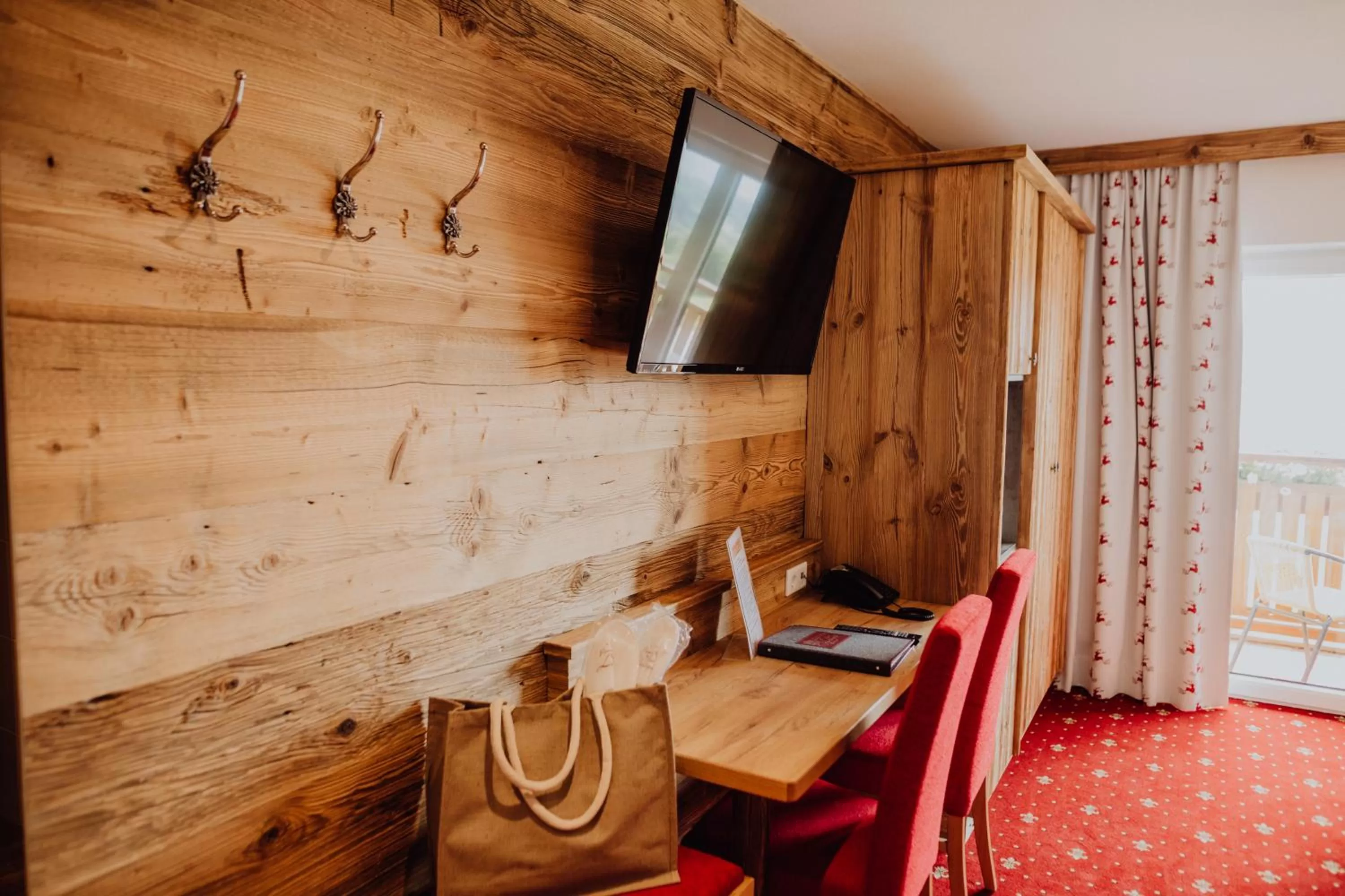 Bedroom, TV/Entertainment Center in Panorama Hotel Gasthof Leidingerhof