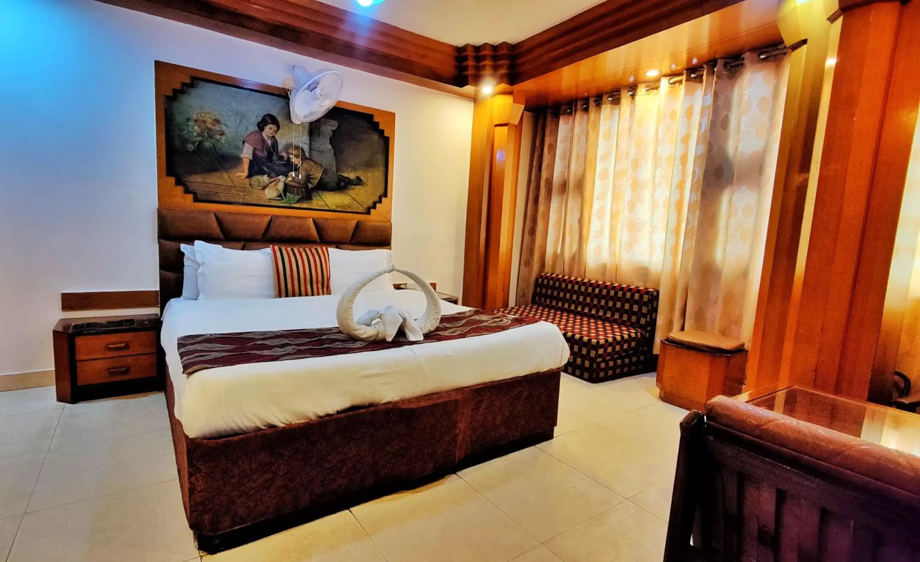 Bedroom, Bed in Auckland Hotel and Restaurant Near Mall Road Bedroom, Bed in Auckland Hotel and Restaurant Near Mall Road