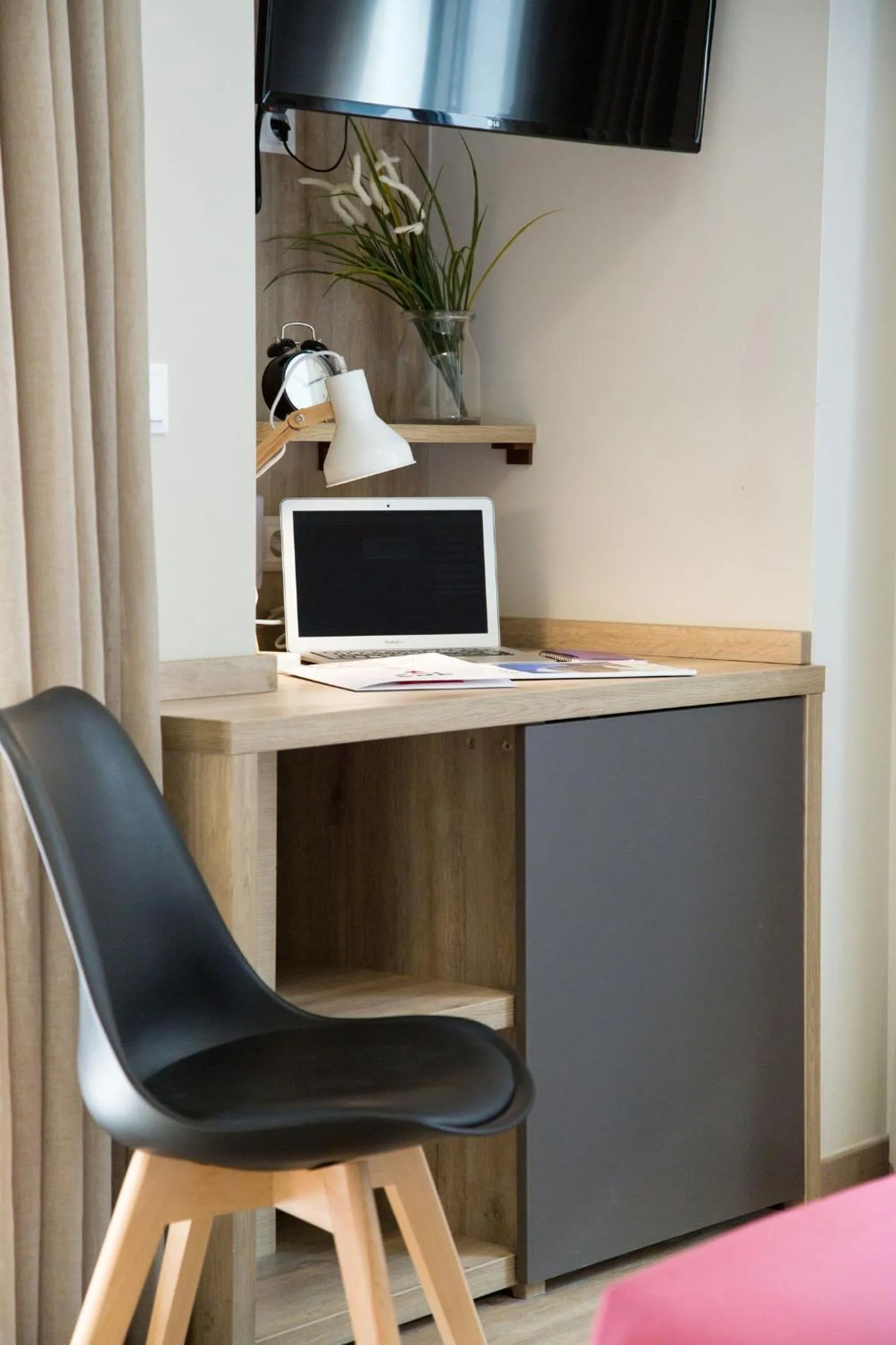 Library in Hotel @Syngrou Fix