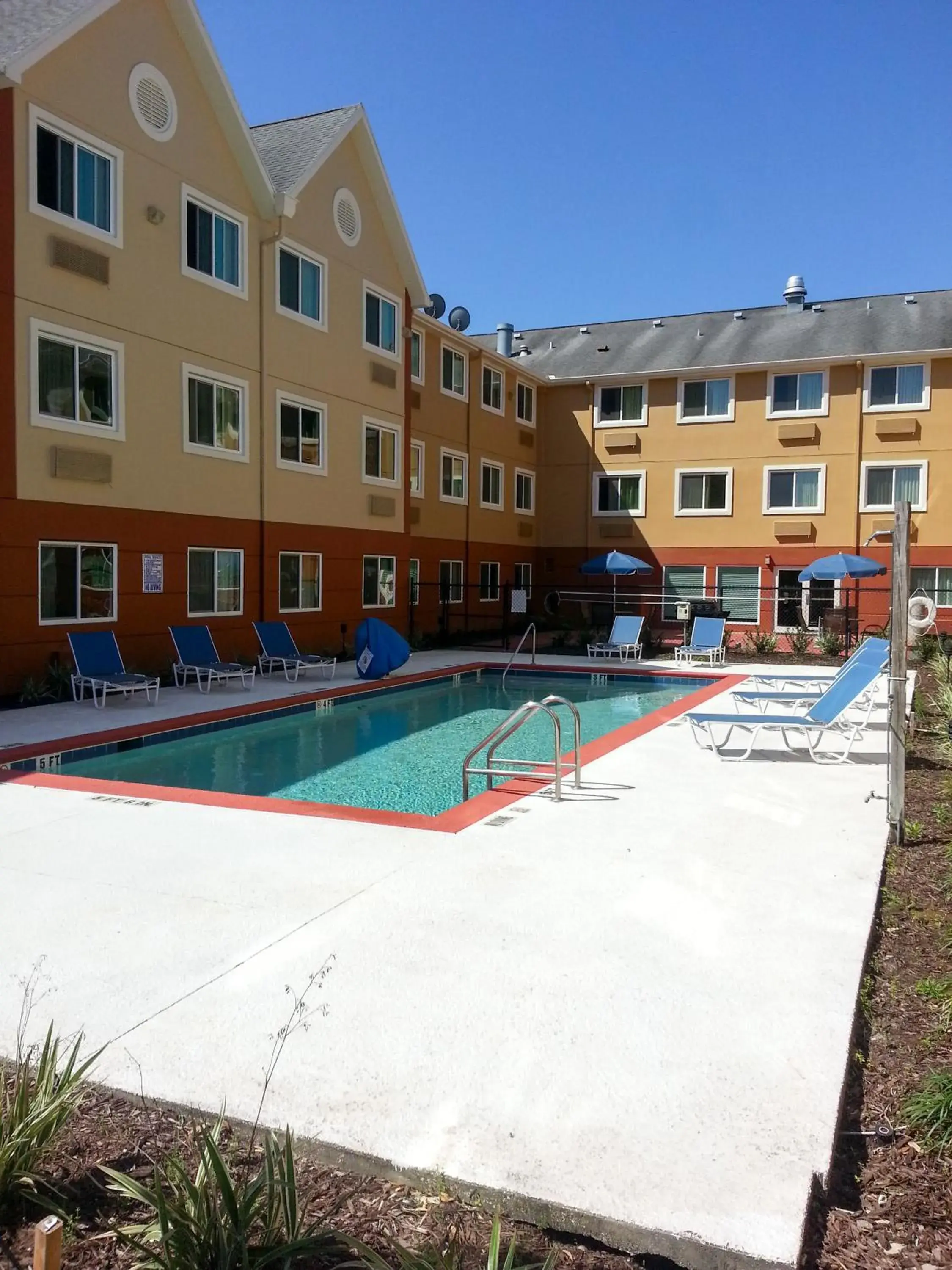 Swimming pool, Property Building in Extended Stay America Suites - Jacksonville - Salisbury Rd - Southpoint