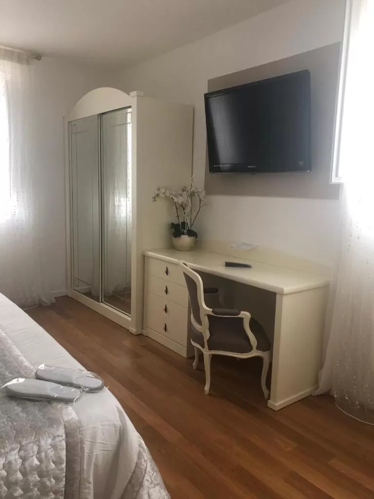 TV and multimedia, Bed in Hotel Trettenero