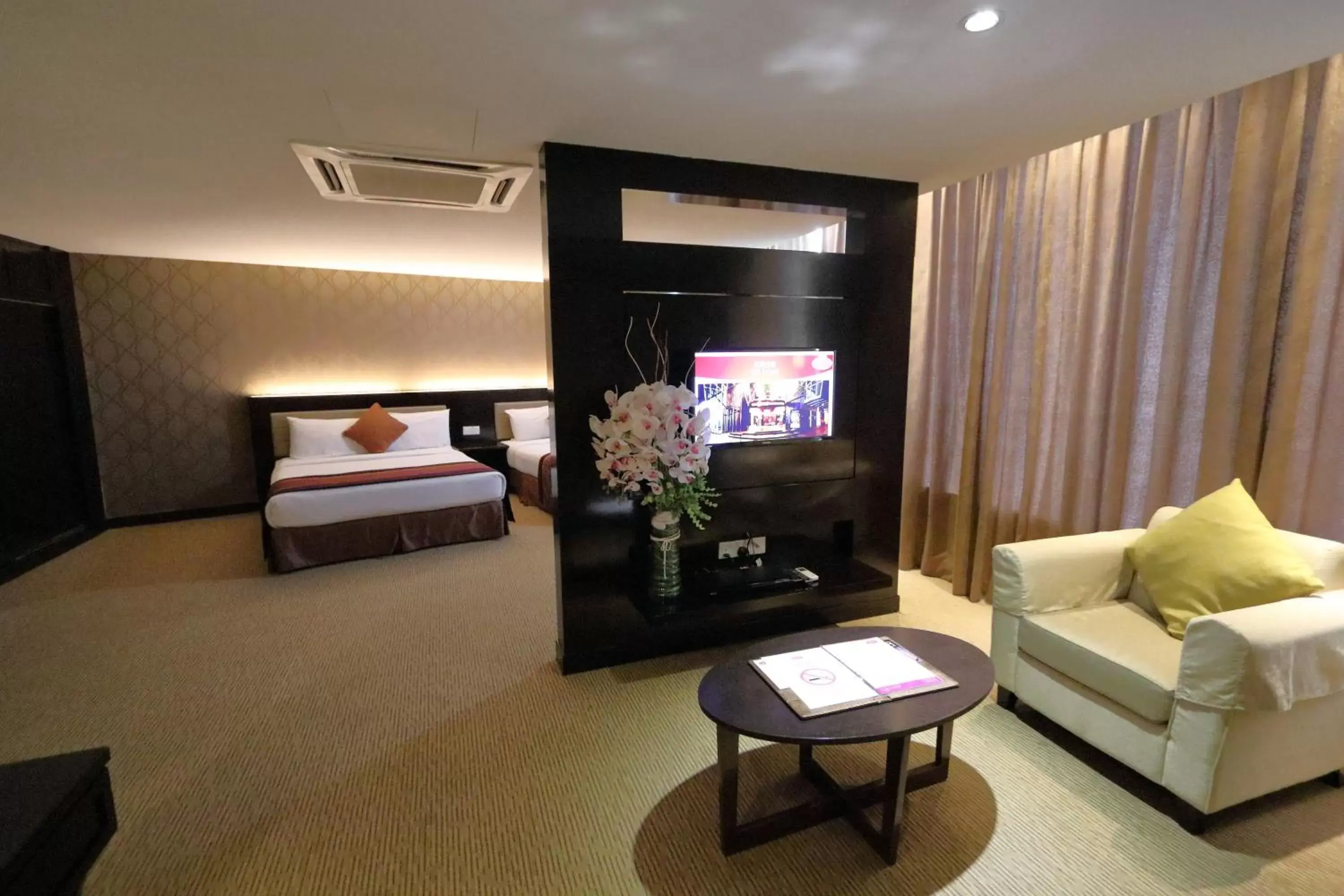 Bed, TV/Entertainment Center in The Guest Hotel & Spa