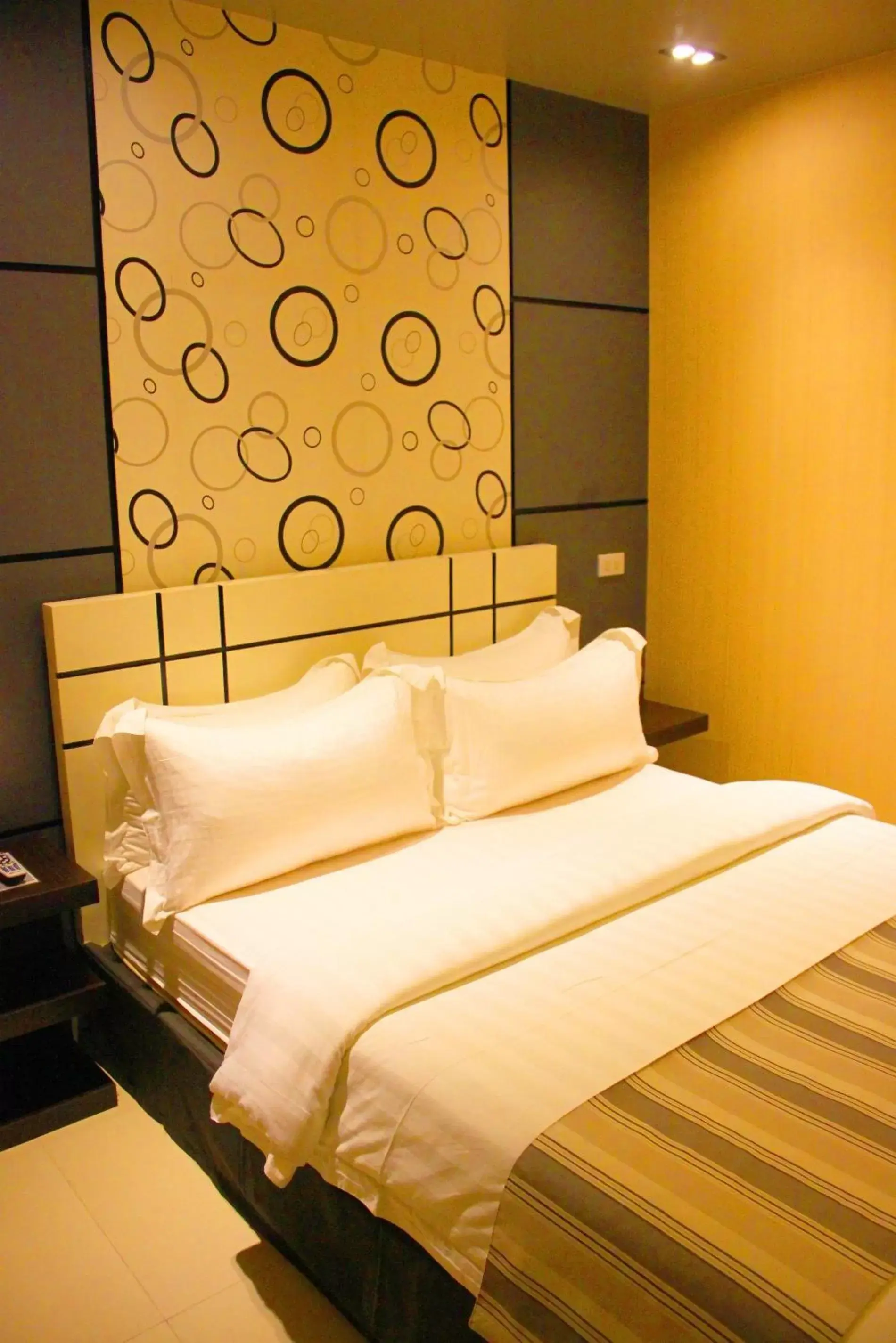 Bed in Eloisa Royal Suites