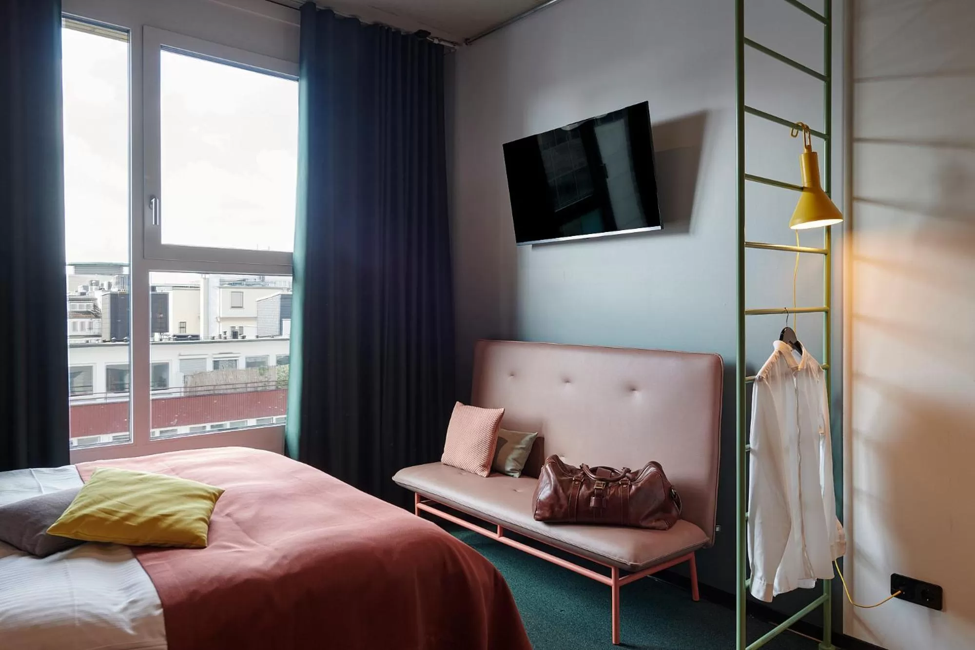 Shower, Bed in Basecamp Hotel Dortmund