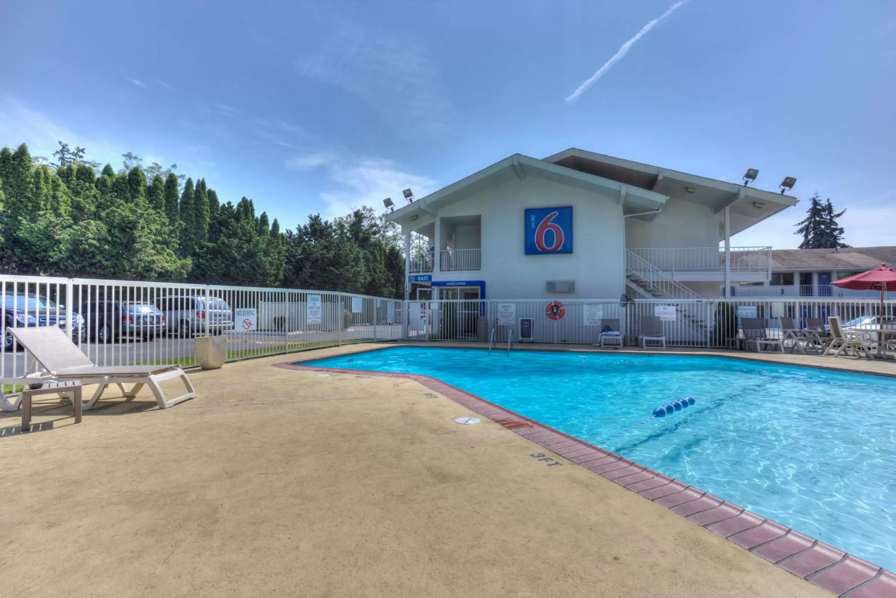 Swimming pool, Property Building in Motel 6-Tigard, OR - Portland South - Lake Oswego