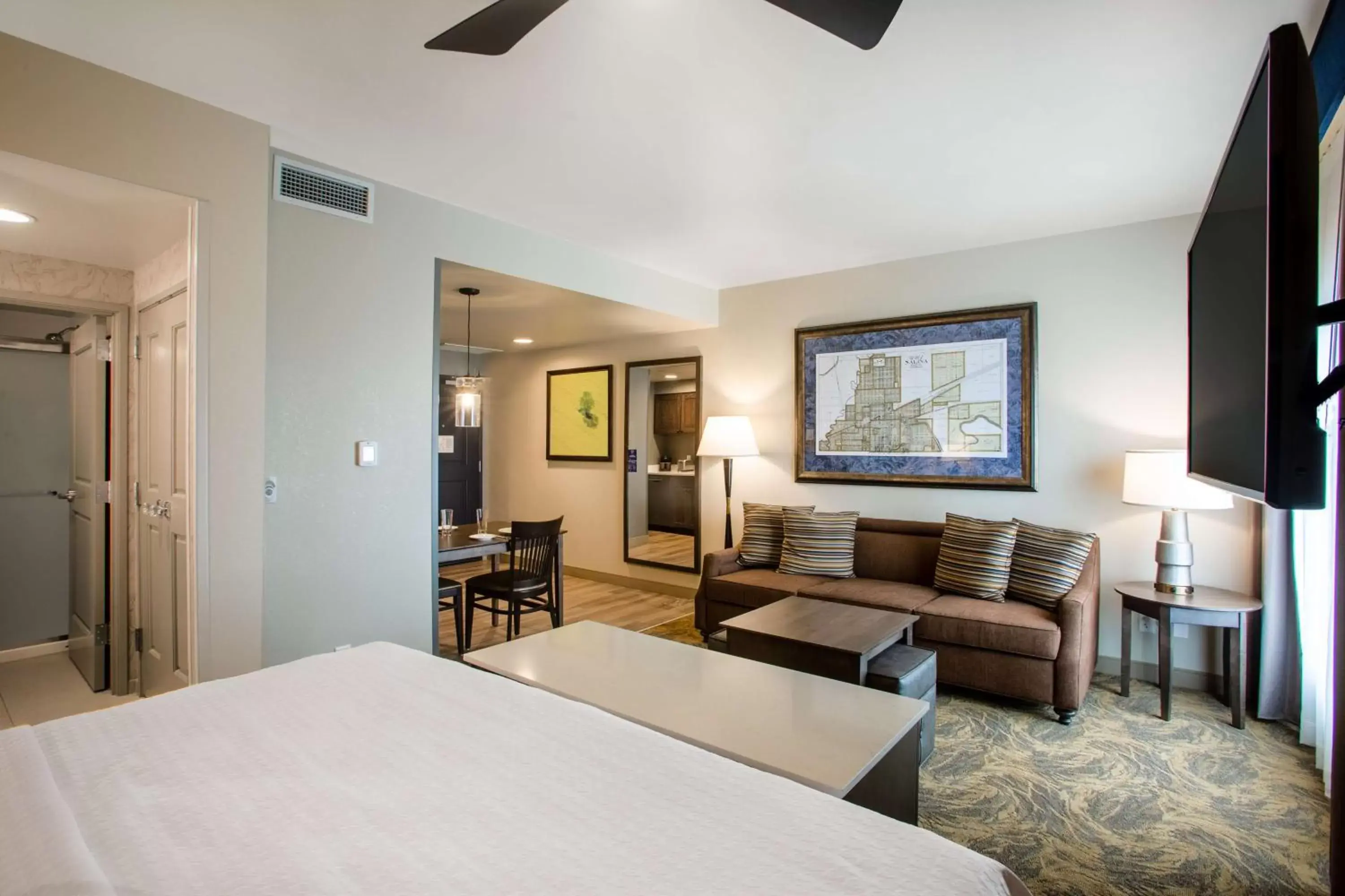 Living room in Homewood Suites By Hilton Salina/Downtown, Ks