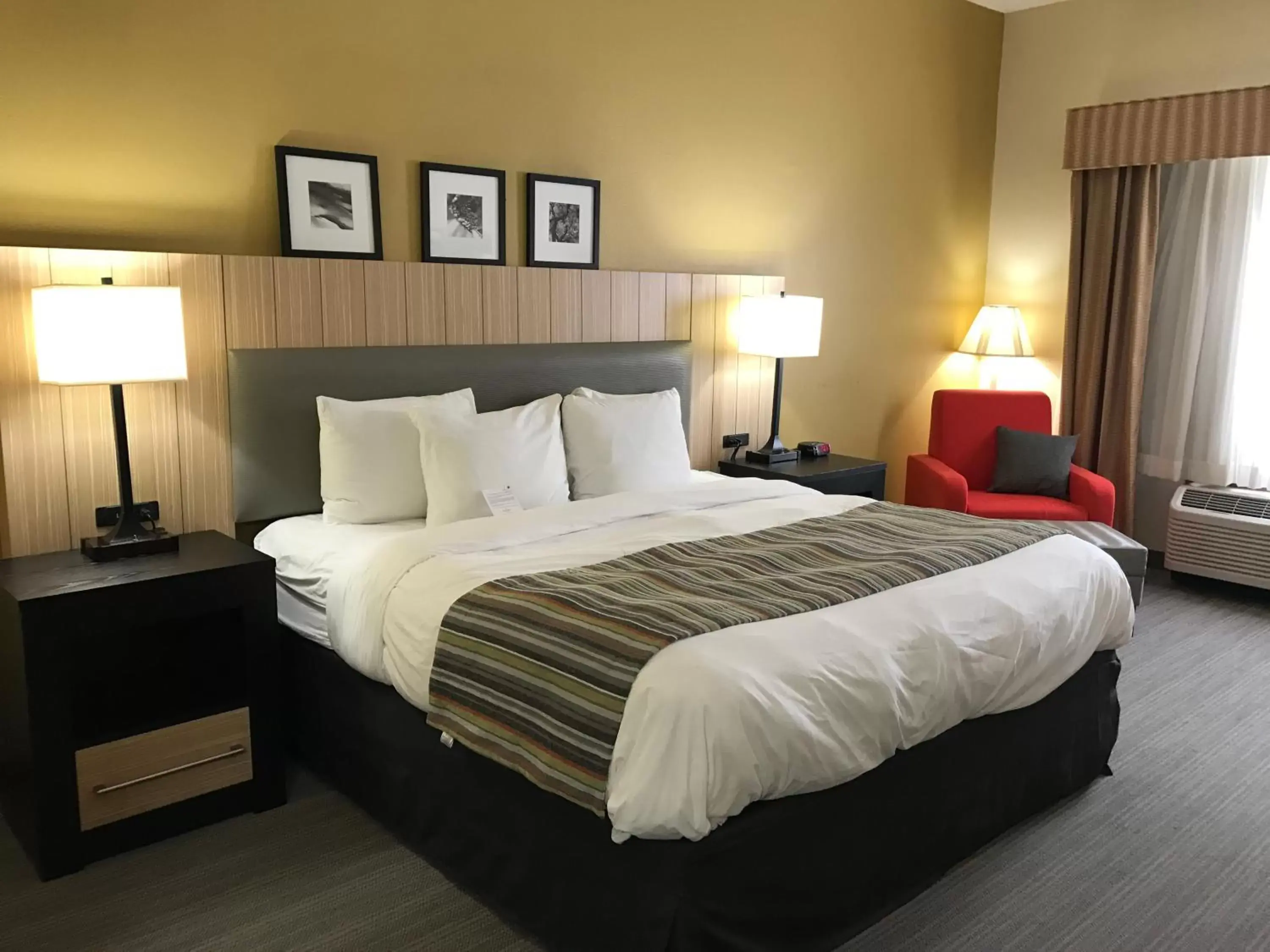 Bedroom, Bed in Country Inn & Suites by Radisson, Dalton, GA
