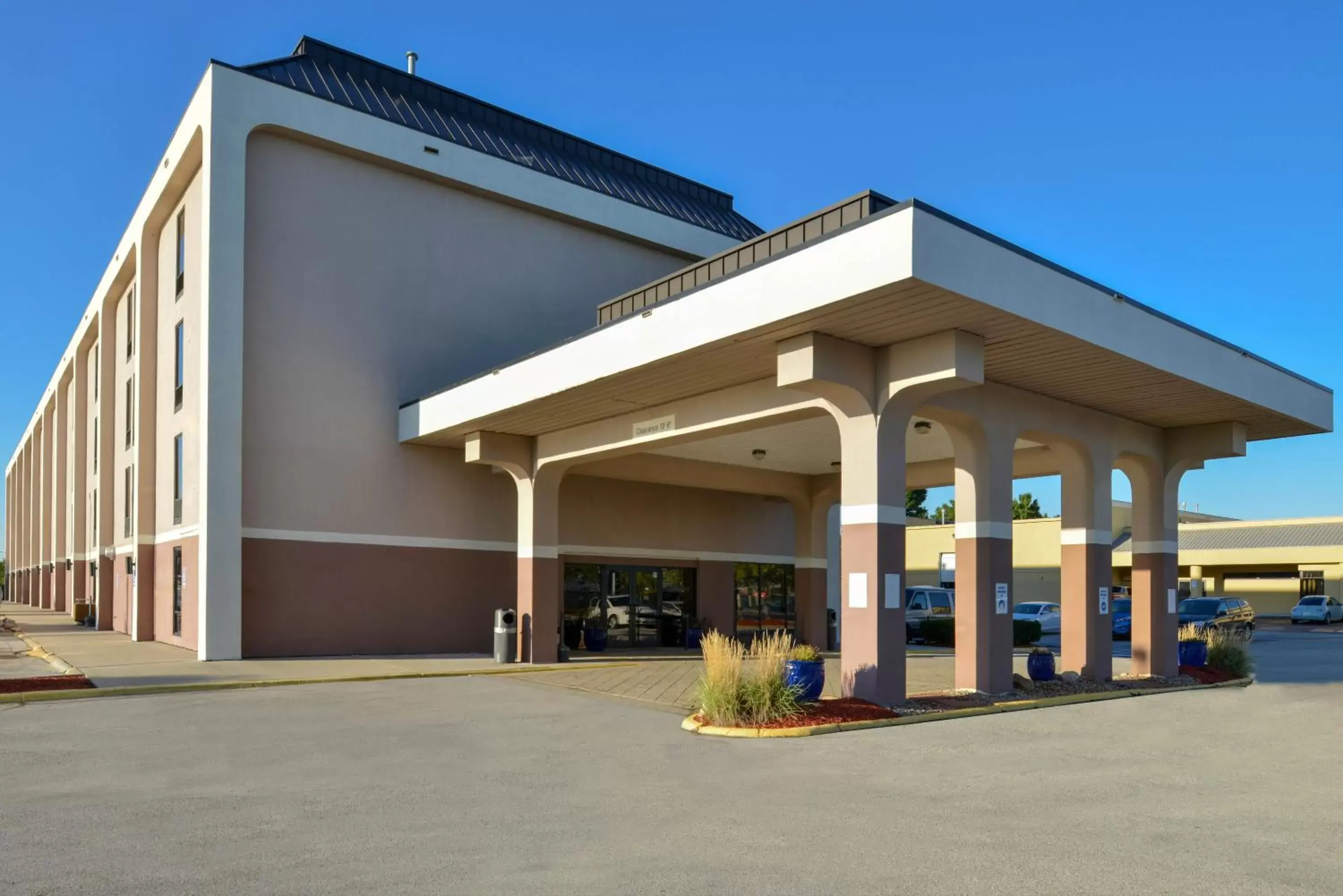 Facade/entrance, Property Building in New Victorian Inn & Suites Omaha