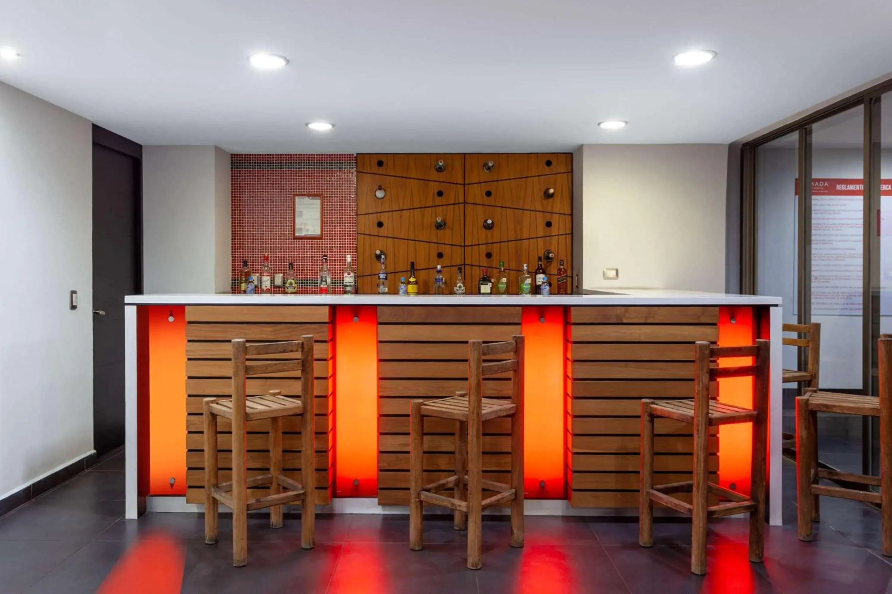 Lounge or bar, Lobby/Reception in Ramada by Wyndham Acapulco Hotel & Suites