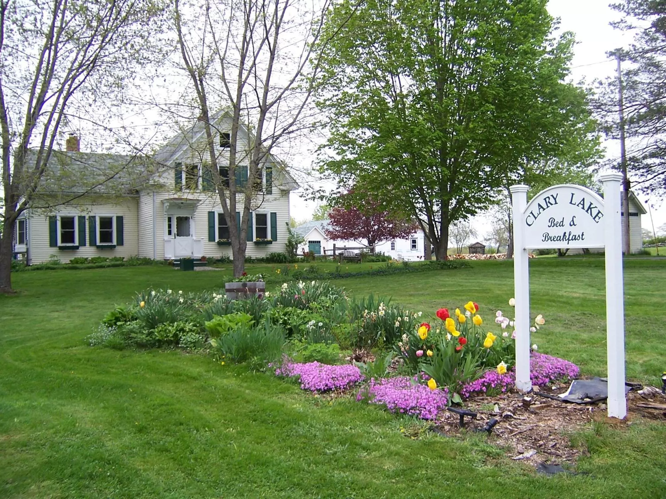 Facade/entrance, Garden in Clary Lake Bed and Breakfast